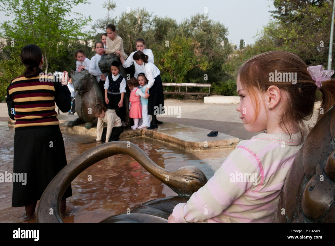 Israel Jerusalem Löwen Brunnen jüdisch-orthodoxen Familie genießen Sie einen Ausflug Stockfoto