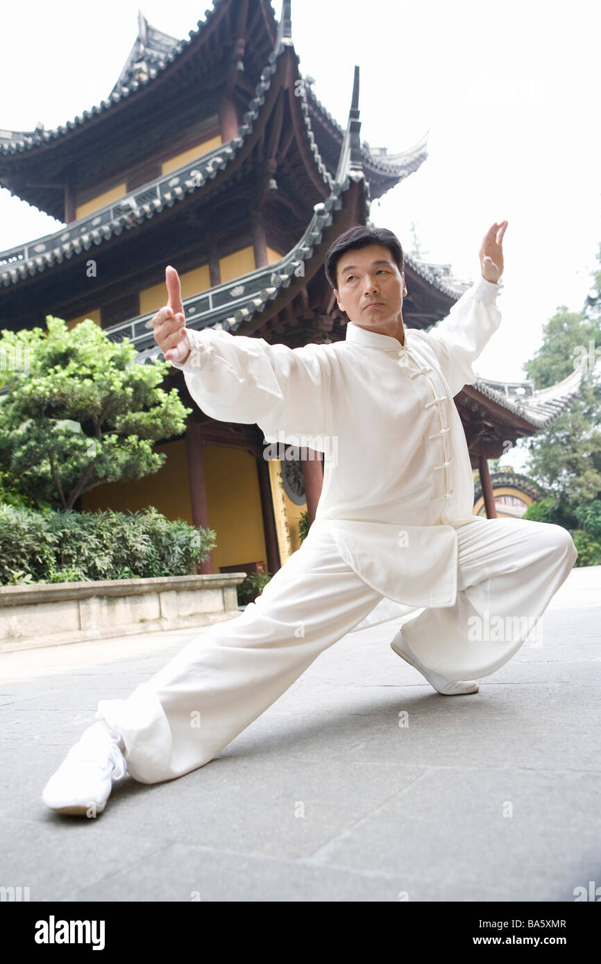 Mann tut Tai Chi in LongHua Tempel Stockfoto