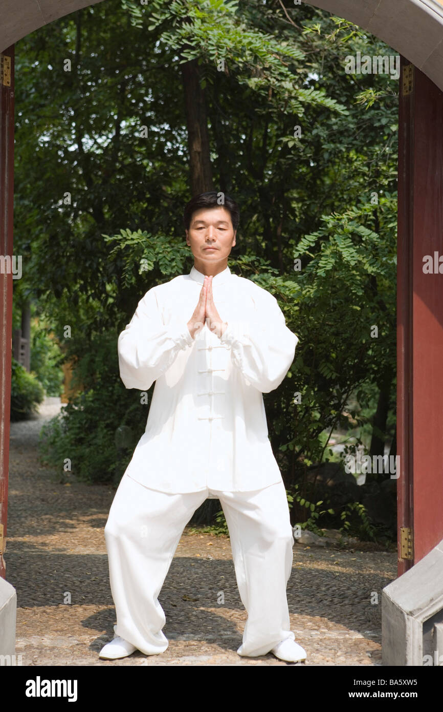 Mann tut Tai Chi in Longhua Tempel Stockfoto