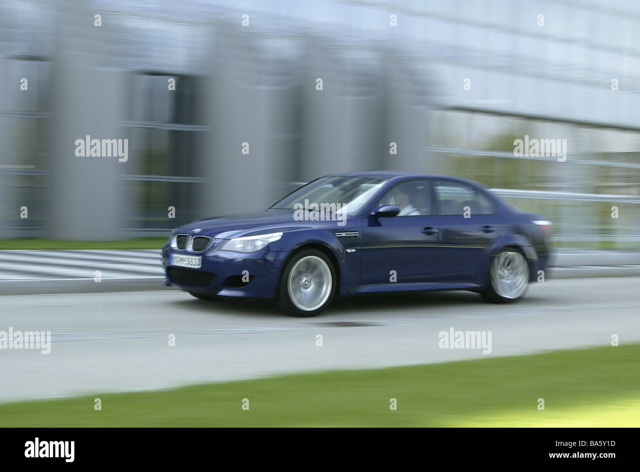 Marken-Laufwerk Auto BMW M5 mit gezeichnet unkenntlich keine Eigenschaft release keine Gebäude Büro Gebäude Straße Fahrzeug Modelle Stockfoto