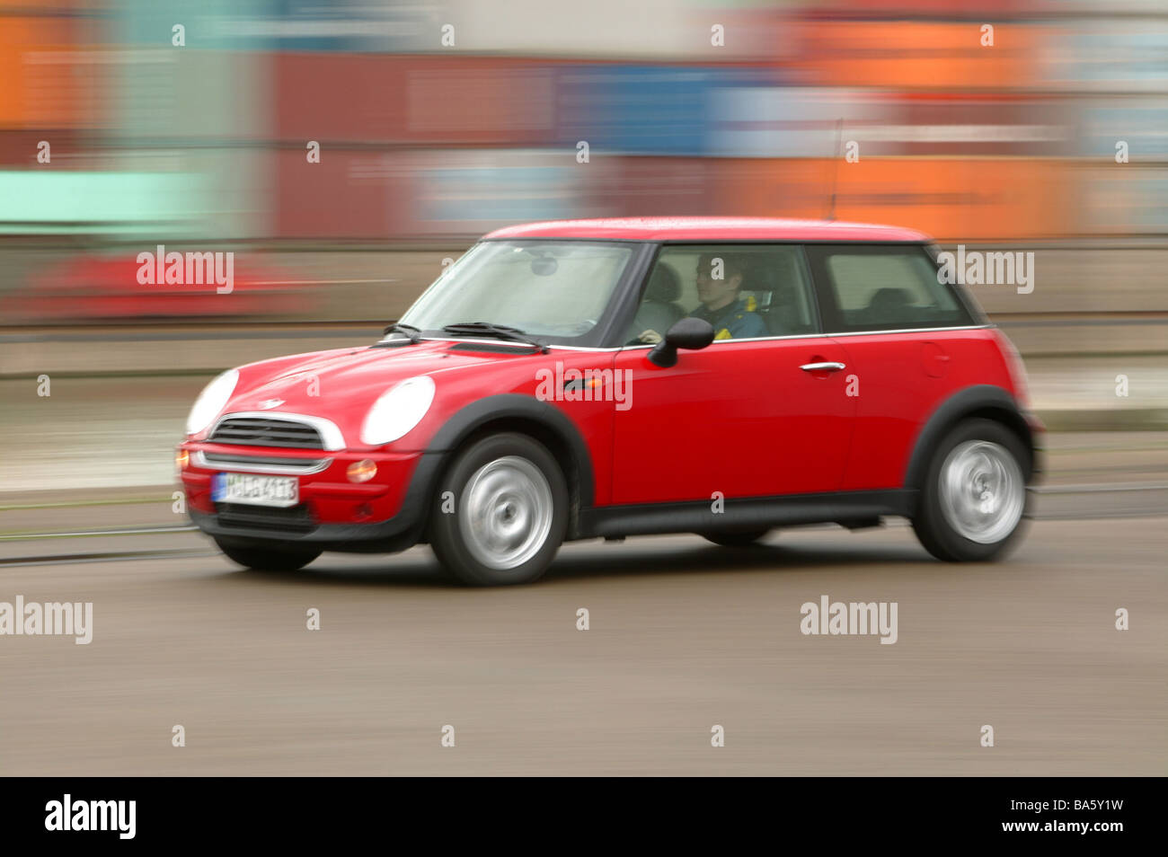 Auto Mini Cooper mit gezeichnet fährt markiert unkenntlich macht keine Property-Release keine Modelle freigeben Containerhafen rotes Fahrzeug Stockfoto