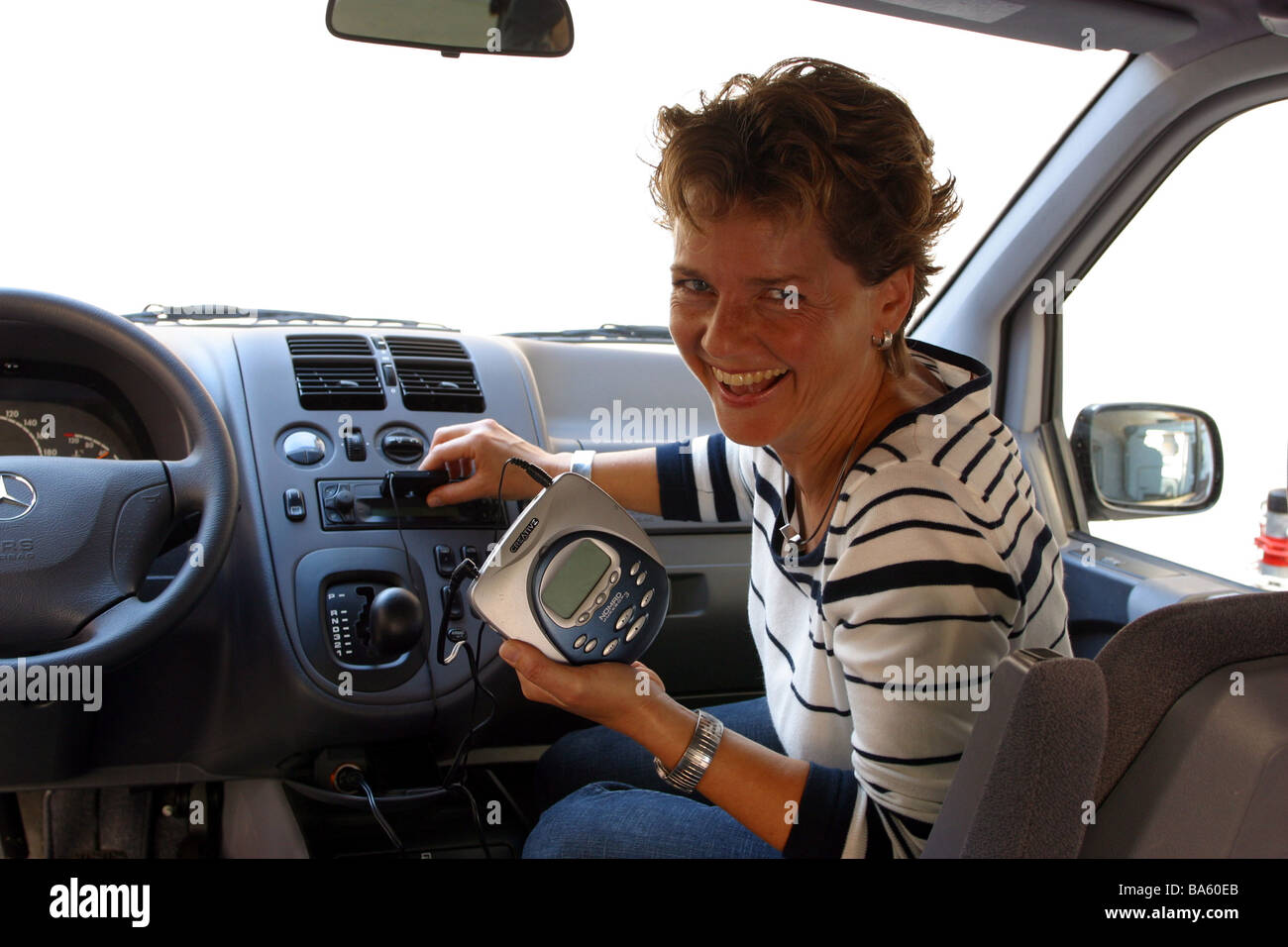 Die Frau auf dem Beifahrersitz durch das Lenkrad Stockfotografie - Alamy