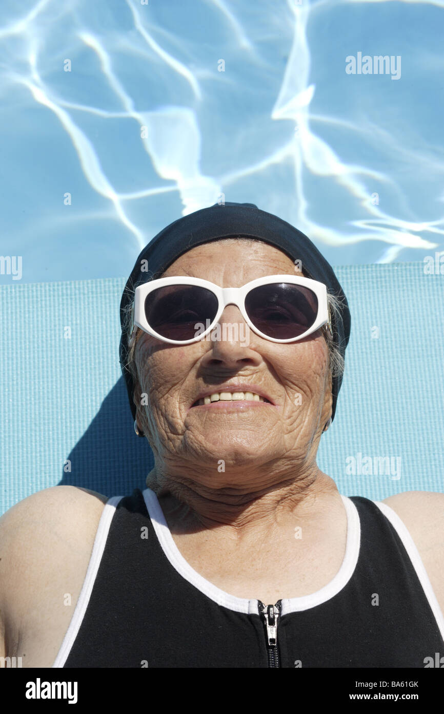 Beckenrand senior Badeanzug Bad-Cap Sonne Sonnen Porträt Glasserie Menschen  fröhlich Senioren Frau 70-80 Jahre Blick Kamera Stockfotografie - Alamy