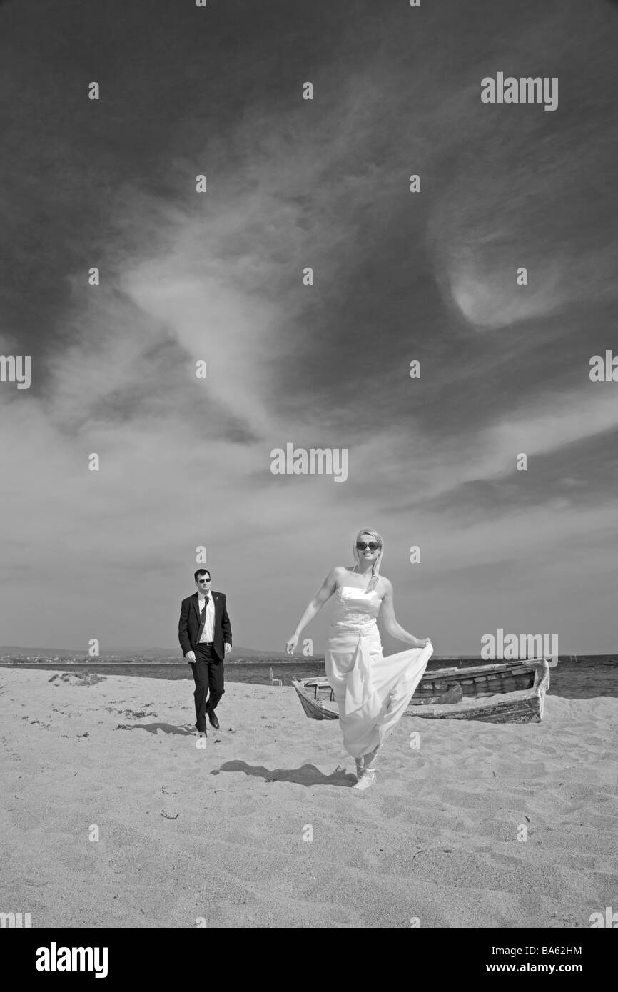 Nur verheiratete Paare am Strand laufen Stockfoto