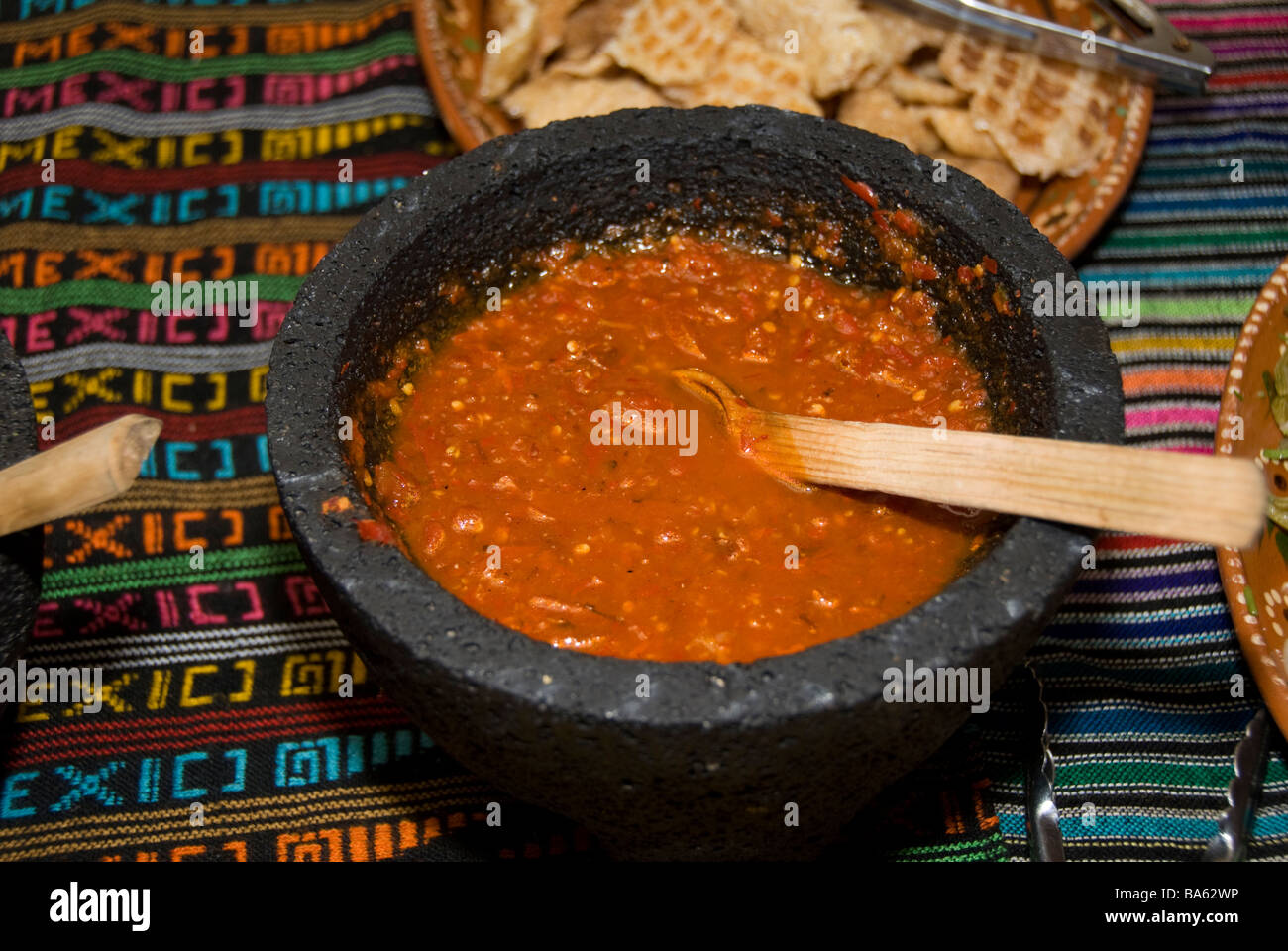 Mexikanisches Essen, eine rote mexikanische Sauce mit Chili in molcajete Stockfoto