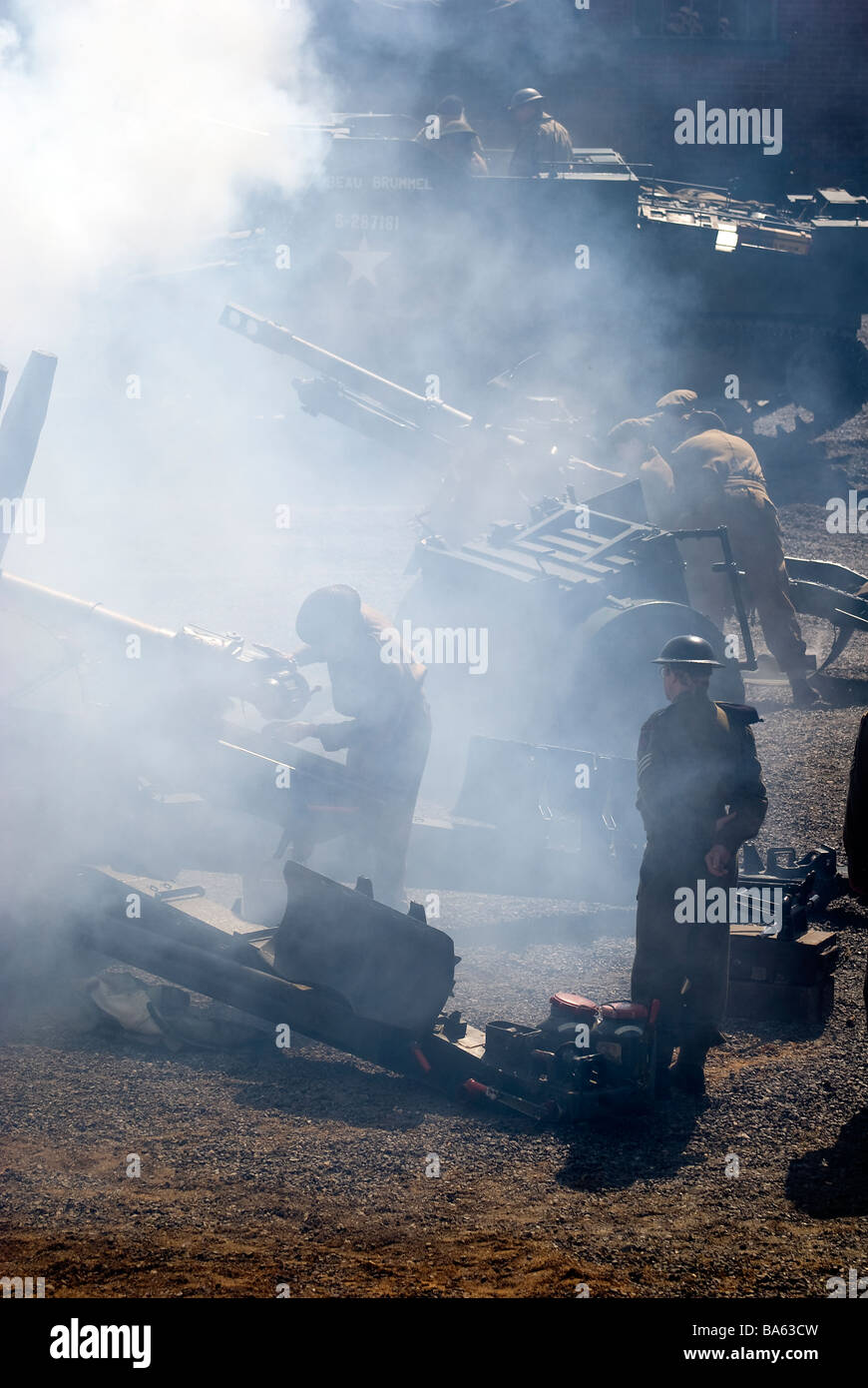 WW2 Feld Gewehrschüsse von Mannschaften mit Rauch weht wieder über die Einlagerung Stockfoto