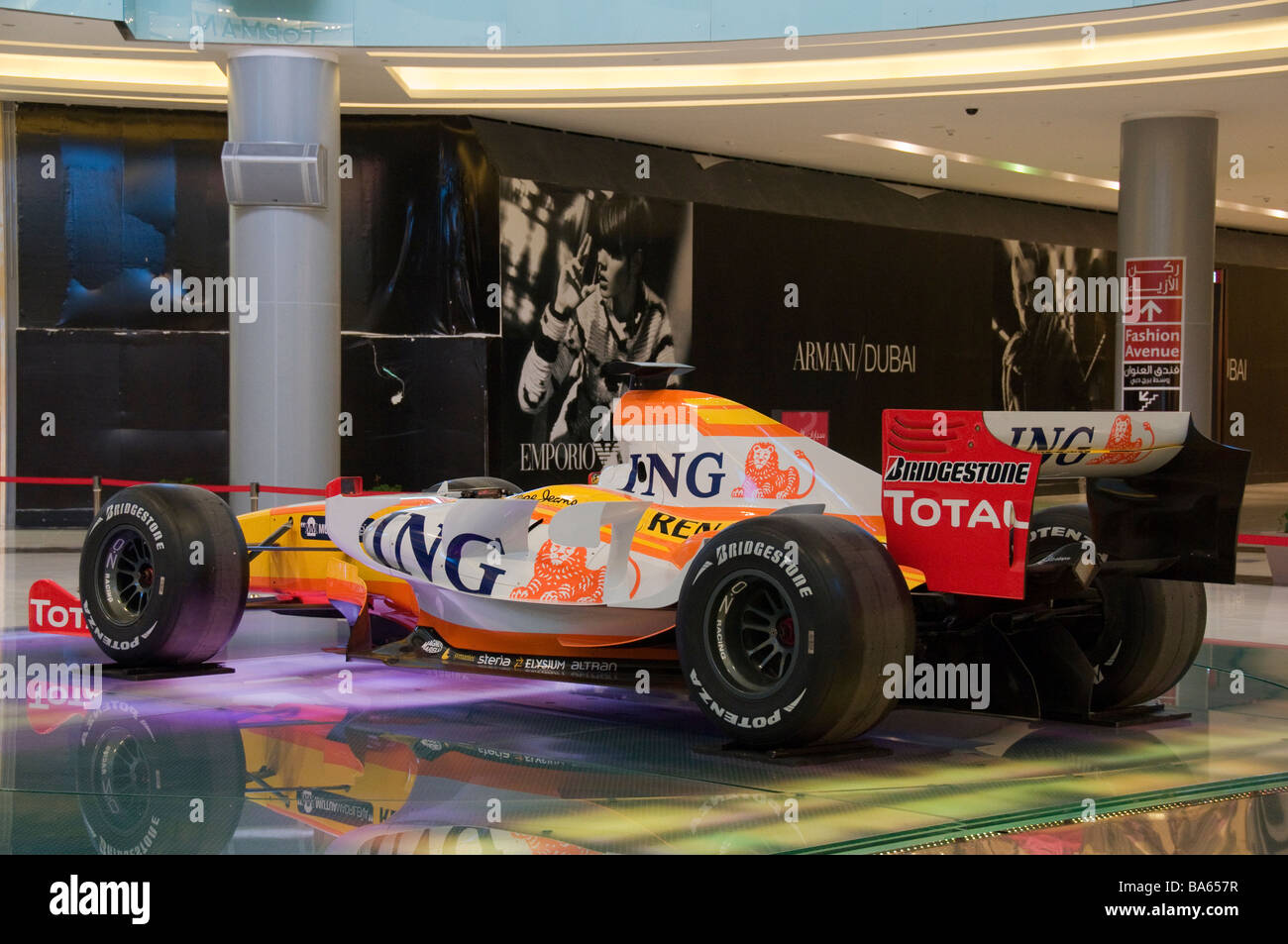 Formel 1-Auto in der Dubai Mall Stockfoto