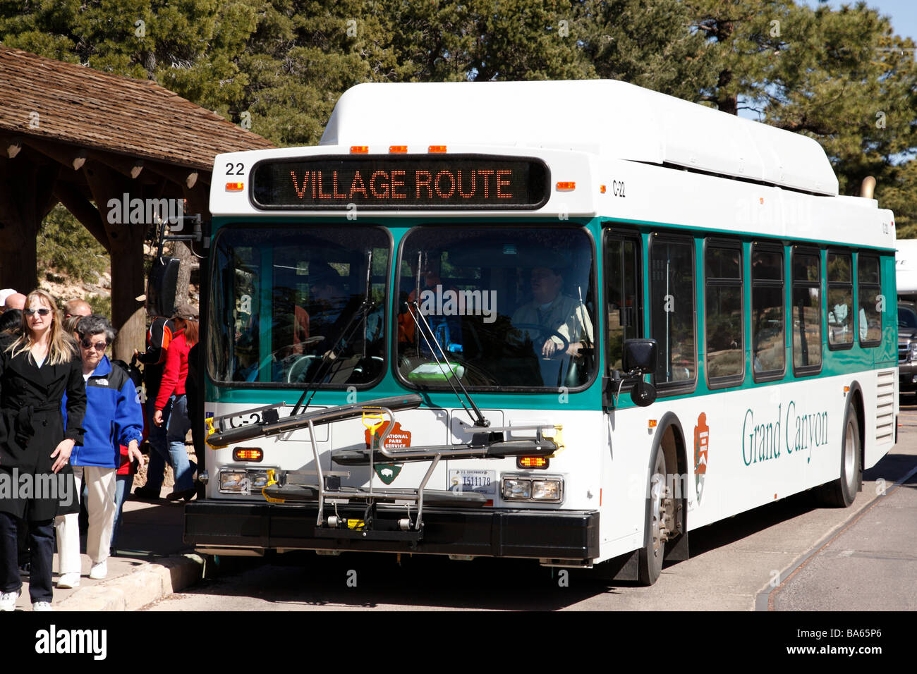 Touristen, die Dorfstraße an Bord shuttle-Bus an der Hermits Rest Transfer Bushaltestelle Grand Canyon Nationalpark arizona Stockfoto