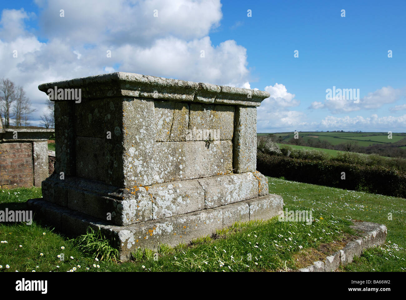 ein Granit Felsengrab mit Blick ins grüne in Derbyshire, England, uk Stockfoto