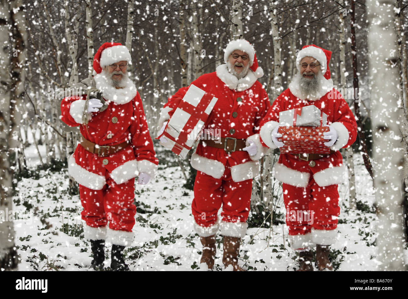 Menschen tragen Wald Schneegestöber Weihnachtsmann Geschenke Weihnachten Männer, die drei Gläser Bärte Weihnachtsgeschenke liefert Outfits zu verschleiern Stockfoto