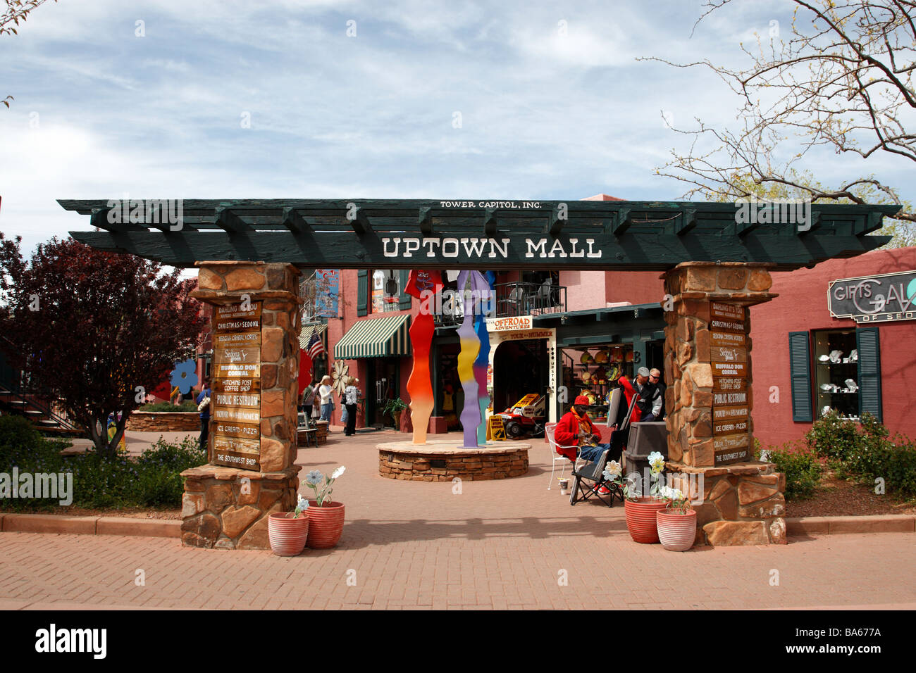 Uptown mall ein kleines Einkaufszentrum aus Haupt Straße Sedona Arizona Usa Stockfoto