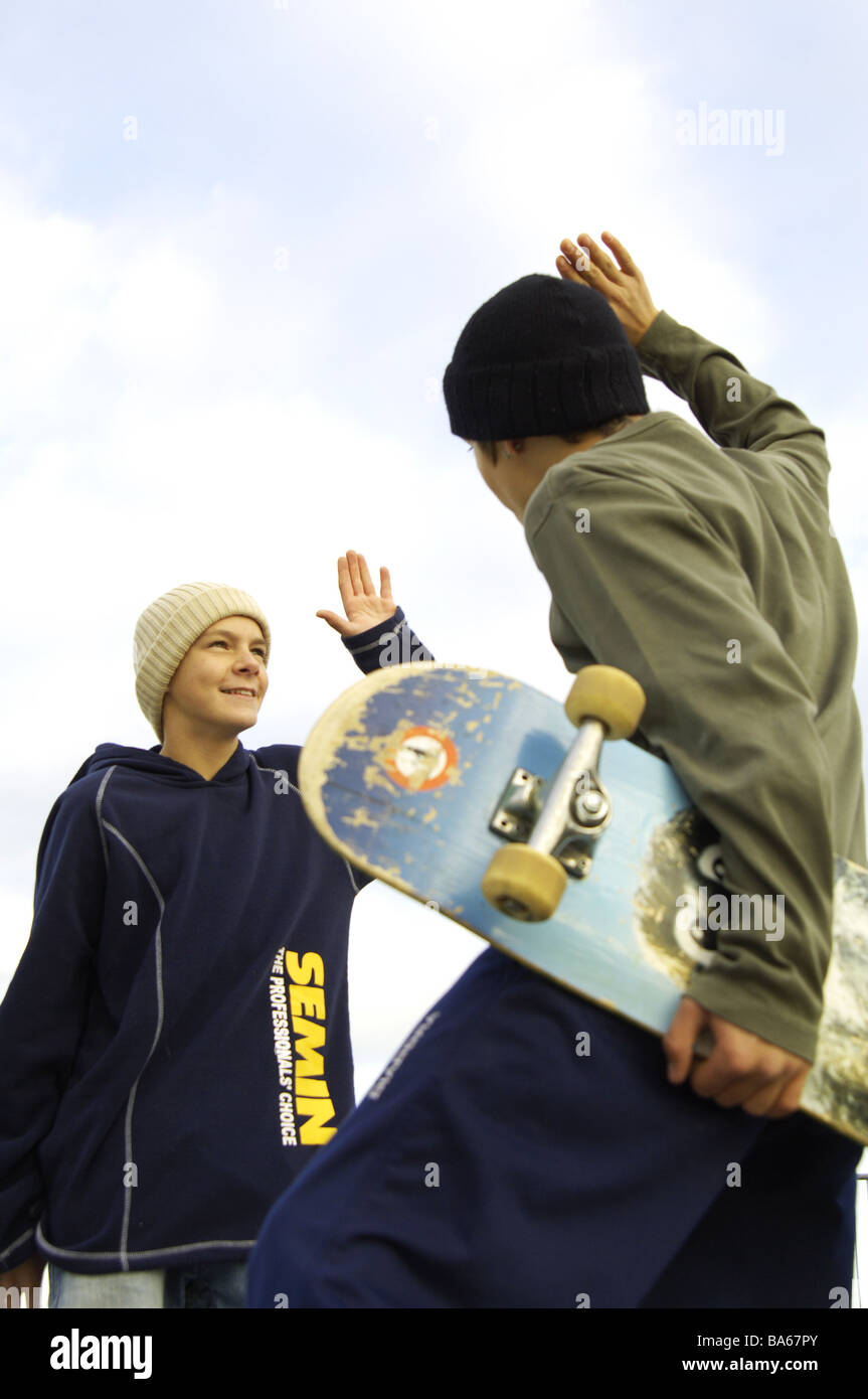 Jugendliche Jungs zwei Skateboard Gruß Geste Serie Menschen Jugend  Jugendliche 12-14 Jahre Freunde Freundschaft zusammen Stockfotografie -  Alamy