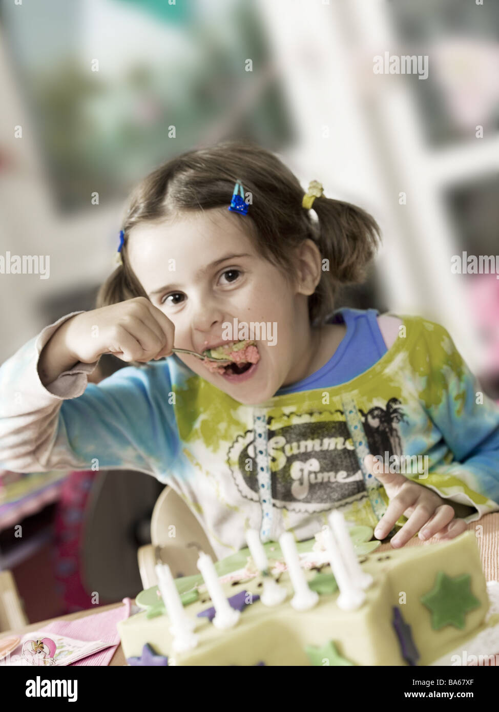 Geburtstag des Kindes Mädchen Kuchen isst fröhlich semi-Porträt Menschen Kind 6 Jahre Brünette Geburtstagskind Geburtstag-Kuchen Kuchen Zöpfe Stockfoto