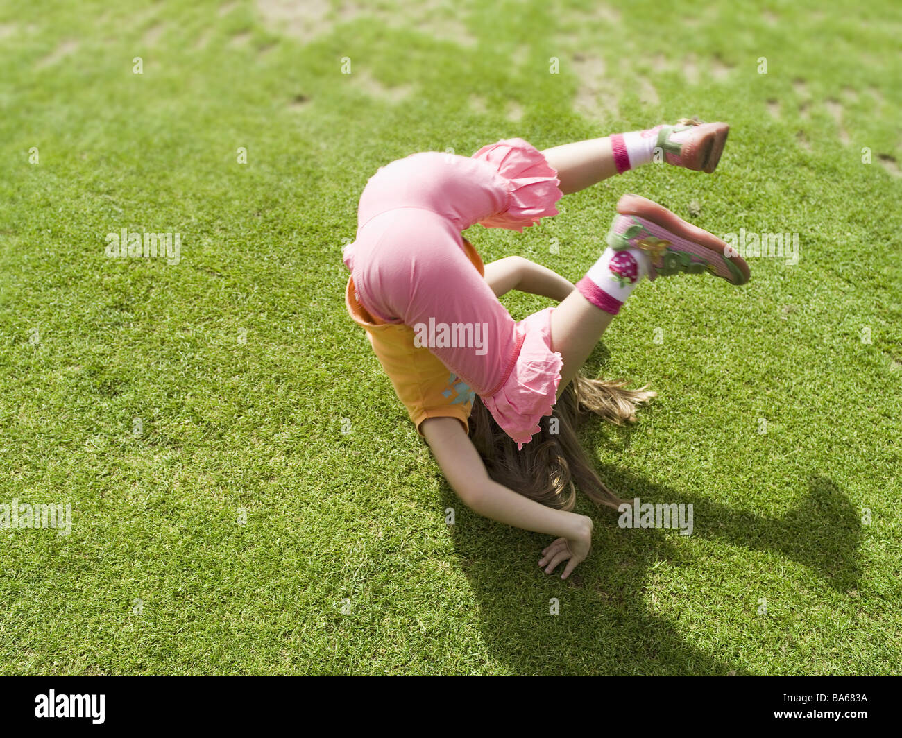 Wiese Mädchen Salto Bewegung Serie Menschen Kind 6 Jahre Garten Aktivität Rolle Spaß Scherz Genüsse Kindheit Stockfoto