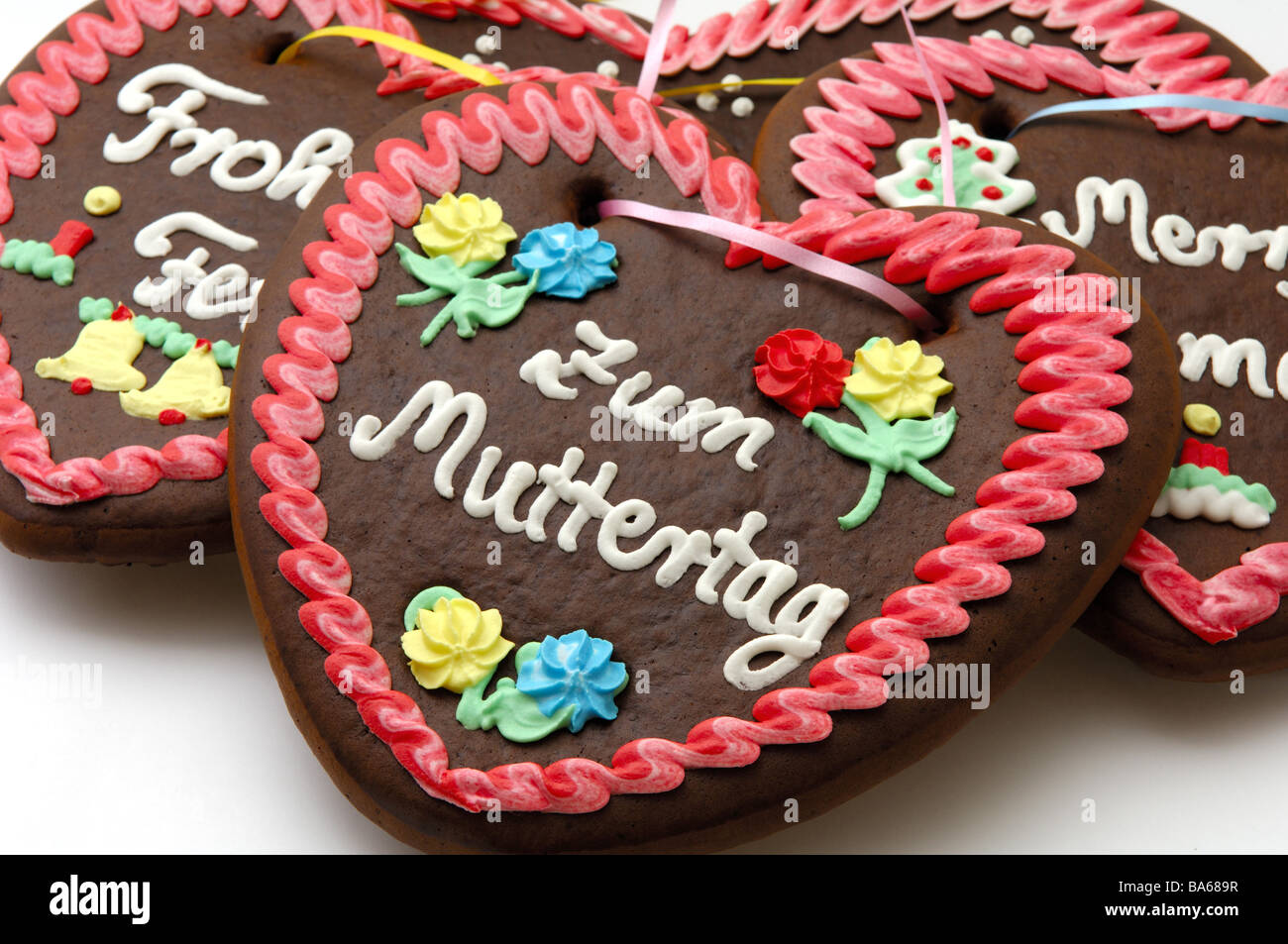 Lebkuchenherzen schreiben verschiedene Serien Pfefferkuchen süße Lebkuchen Herz Herzform Zuckerguss Zucker schreiben Stockfoto