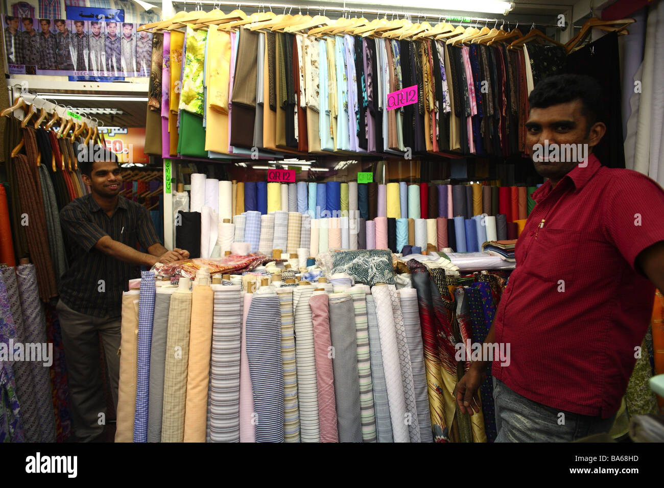 Einer der vielen kleinen Läden, die eine riesige Auswahl an billige Stoffe im Souq Al Asery Doha Katar zu verkaufen Stockfoto