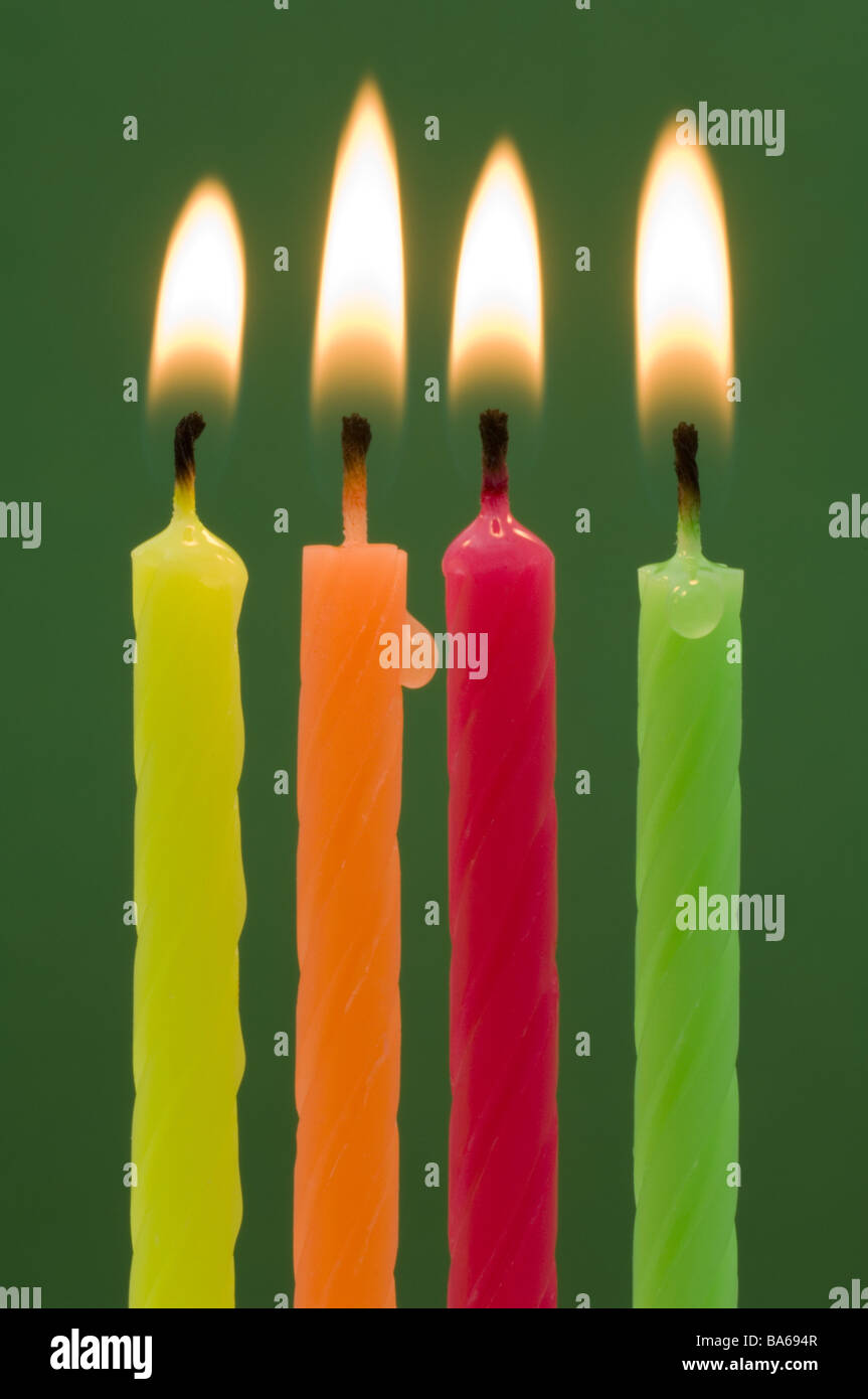 Kerzen brennt vier unterschiedlich farbig Serie Wachs Kerzen-Kerzen nebeneinander Zeile farbig gelb-Orange gefärbt Stockfoto Kerzen brennt vier unterschiedlich farbig Serie Wachs Kerzen-Kerzen nebeneinander Zeile farbig gelb-Orange gefärbt Stockfoto