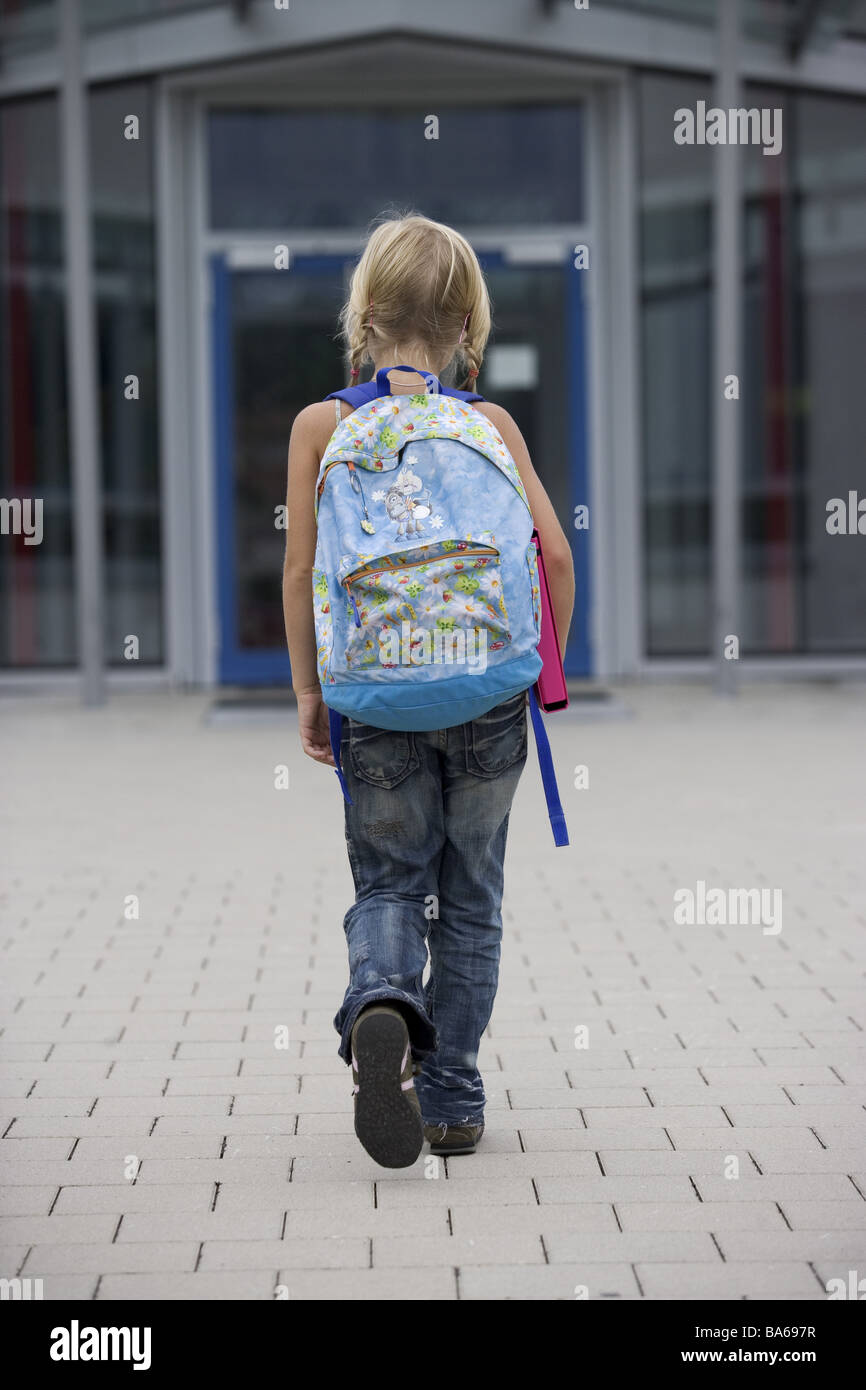 Geht Schule-Art Mädchen Rucksack Rücken-Meinung Schule Eingang Unschärfe  Serie Menschen Kind Schulkind 7 Jahre blonden Zöpfe Stockfotografie - Alamy