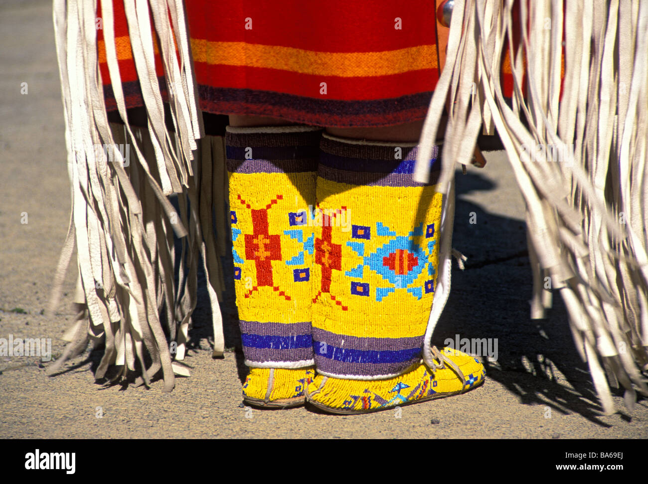 Kostüm-Detail der Tänzerin bei Crow Fair Powwow in Montana Stockfoto