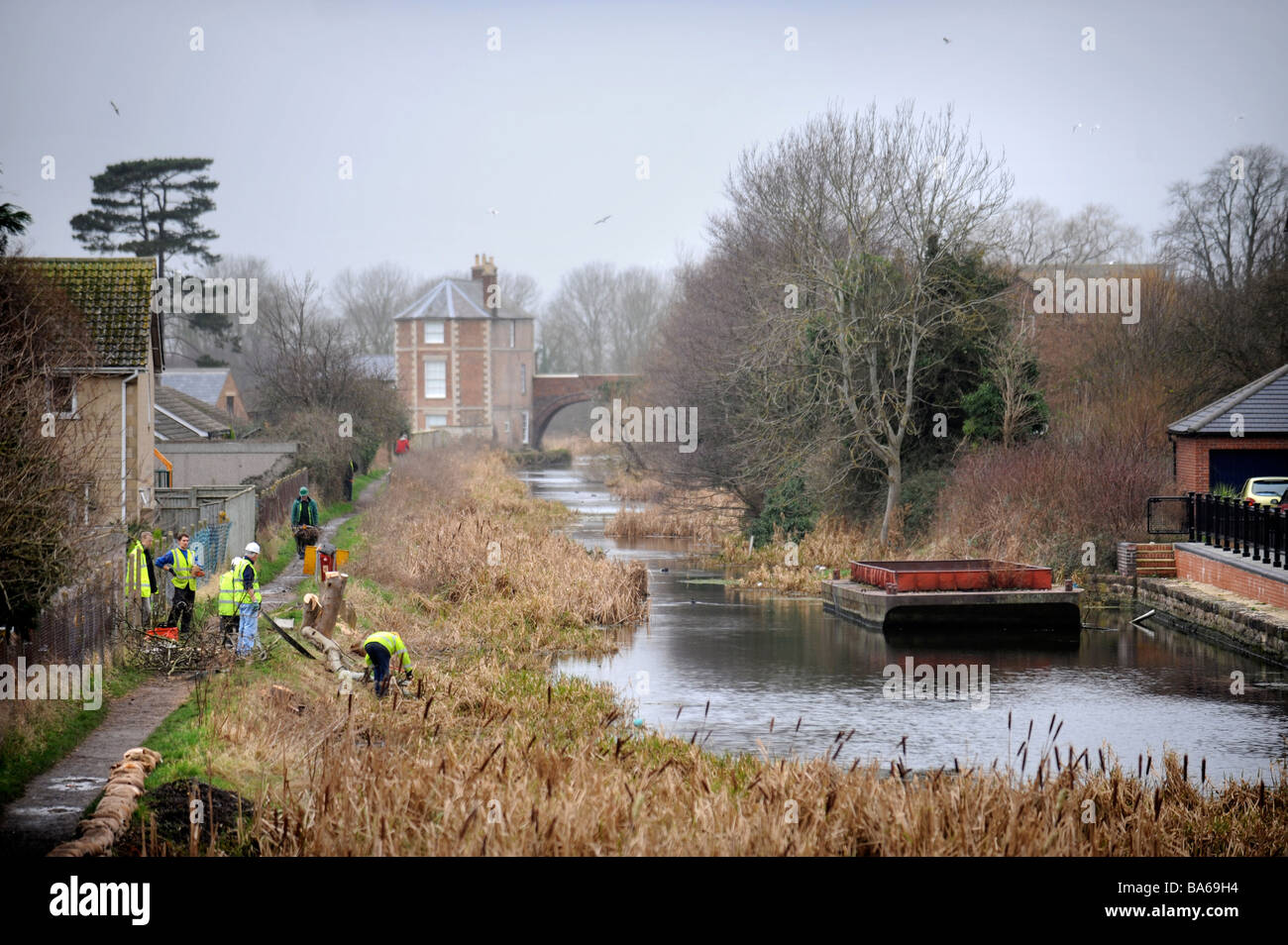 EINE WORK-PARTY AUS DEN COTSWOLD-KANÄLEN VERTRAUEN CLEARING BÄUME AUS DEM LEINPFAD IN STONEHOUSE ALS TEIL DER WIEDERHERSTELLUNG FUNKTIONIERT AUF T Stockfoto