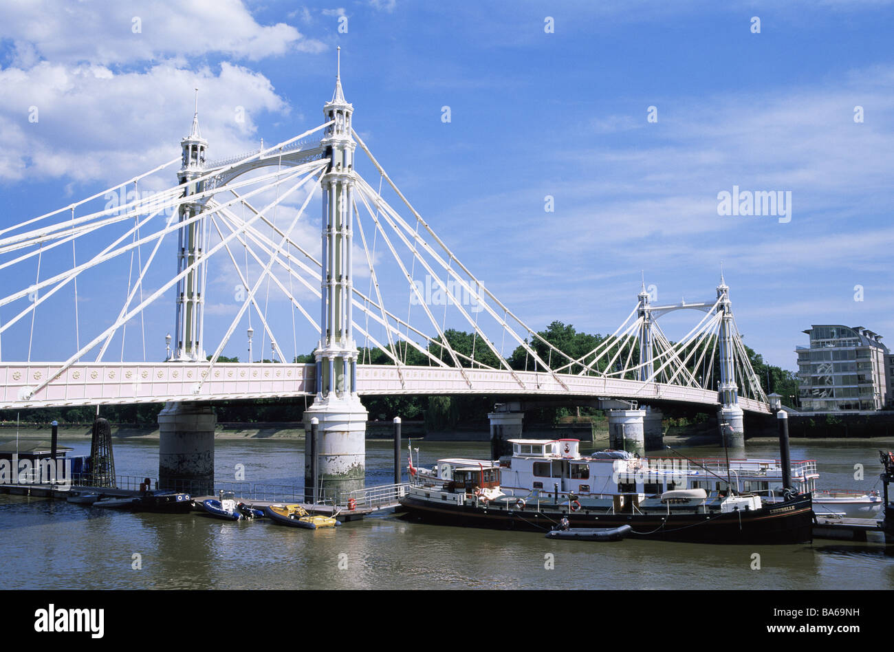 Großbritannien London Albert Bridge Landeplatz Schiffe England Hauptstadt Fluss schräg-Seilbrücke Hängebrücke Brückenbau Stockfoto