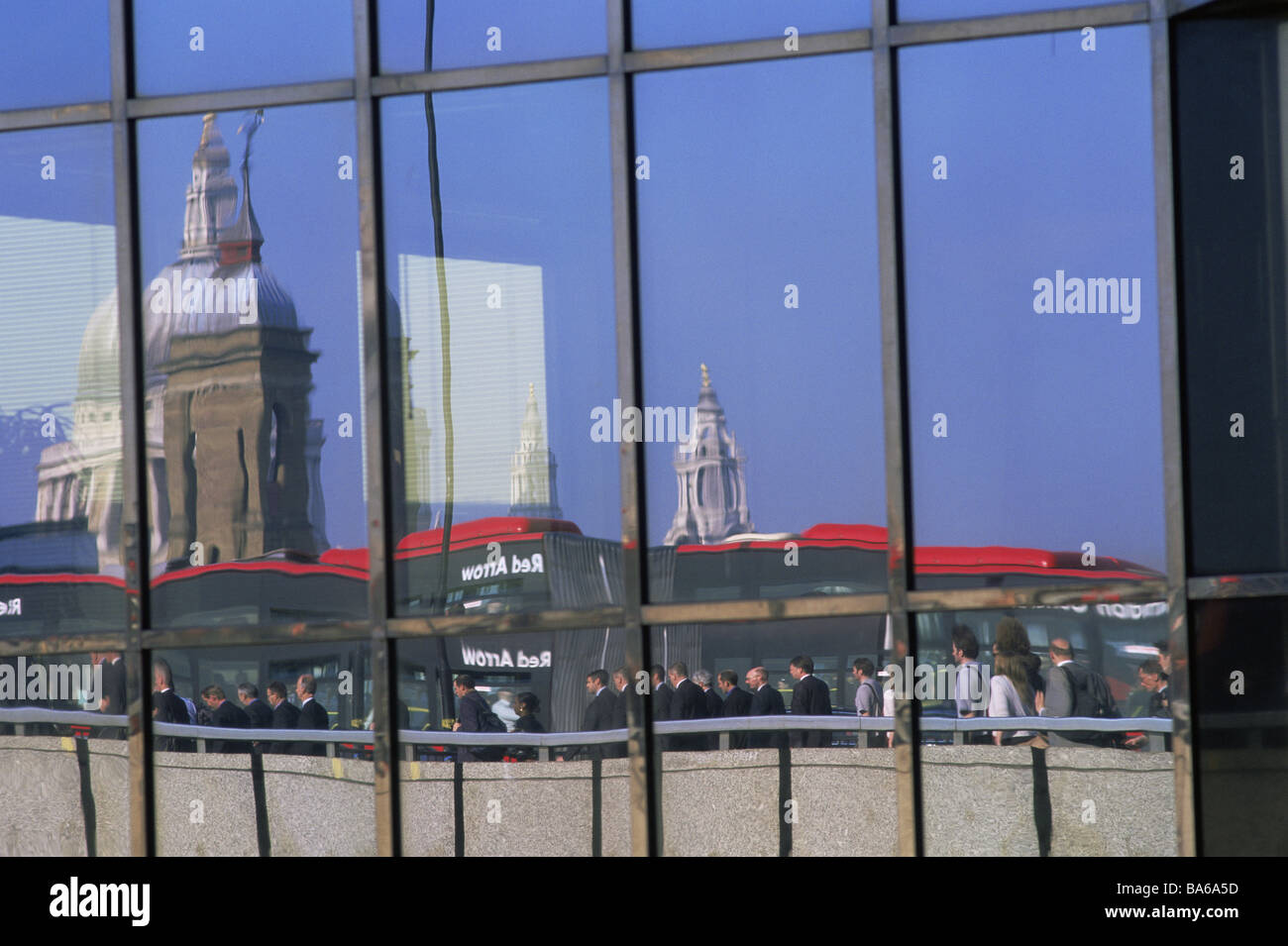 Großbritannien London Büro Gebäude Glas-Fassade Reflexion Fußgänger geht England Hauptstadt London Brücke Gebäude Stockfoto
