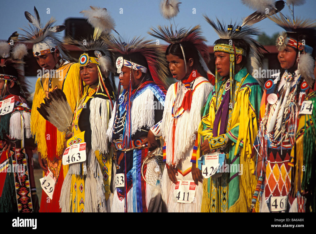 Junge Tänzer erwarten Richter Noten nach Tanzveranstaltung bei Crow Fair Powwow in Montana Stockfoto