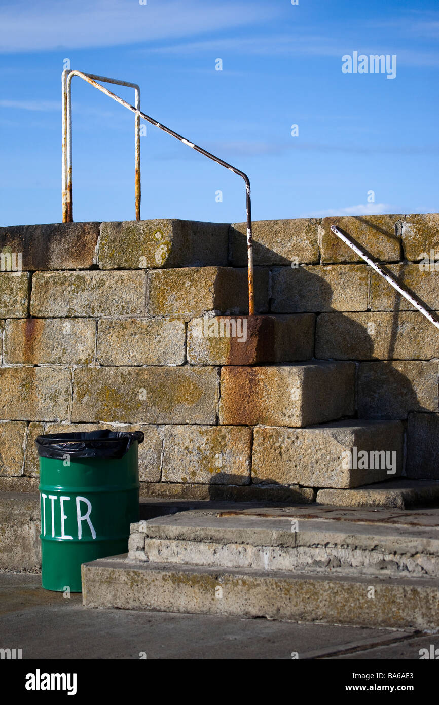 Schritte auf der Mole in Howth harbour Dublin Stockfoto