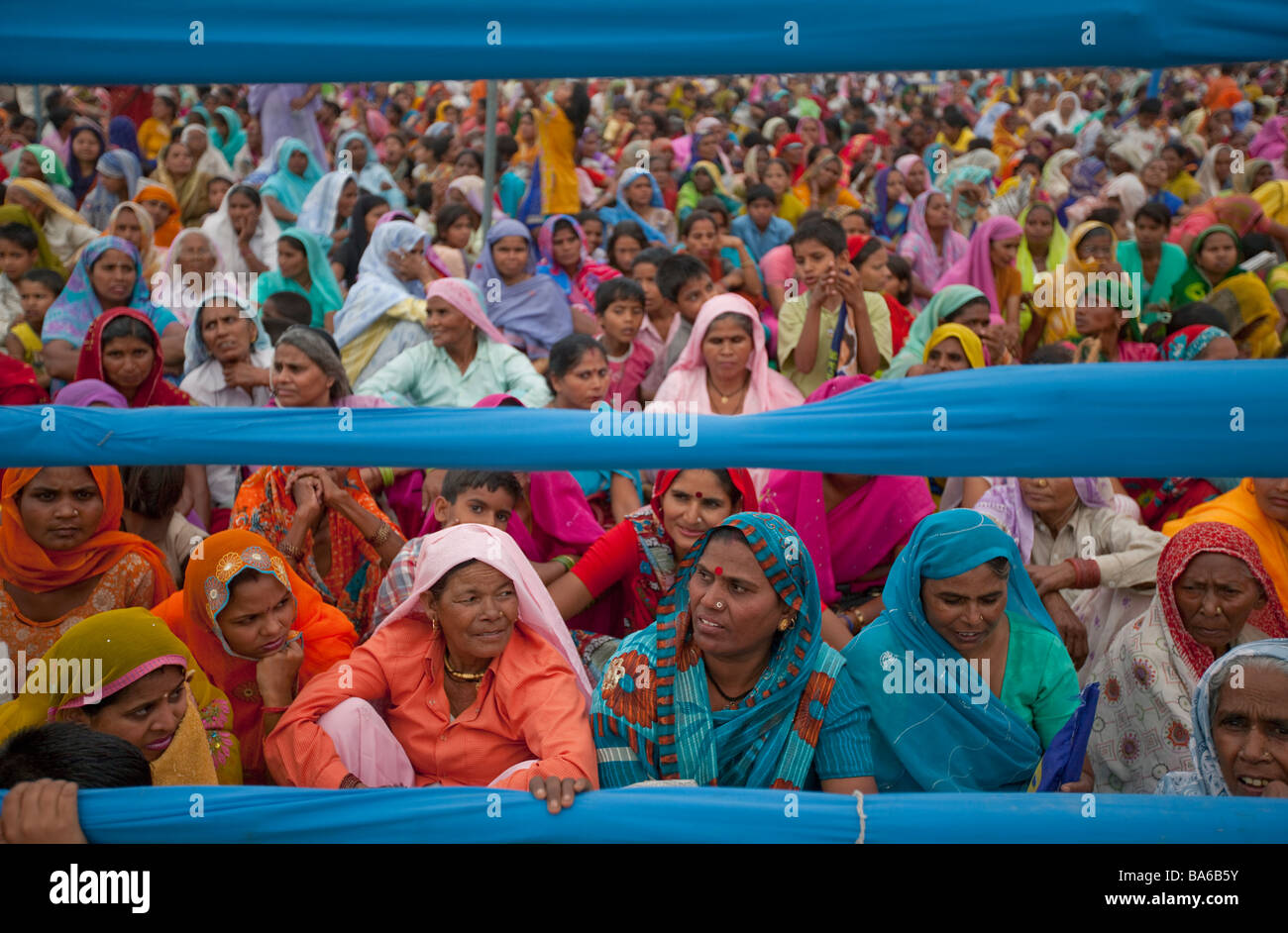 Weibliche Mayawati Anhängern zu einer politischen Kundgebung in Palwal Haryana an der Spitze Indiens Lok Sabha Wahlen Stockfoto