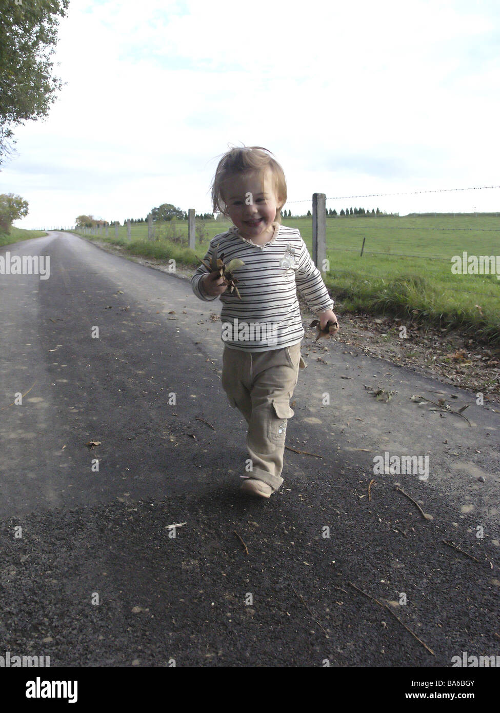 Kleinkind Herbst Laub Straße sammelt Kreuze die Serie verlässt Menschen Kind Mädchen 2-5 Jahre blond Laub fröhlich sammelt Stockfoto