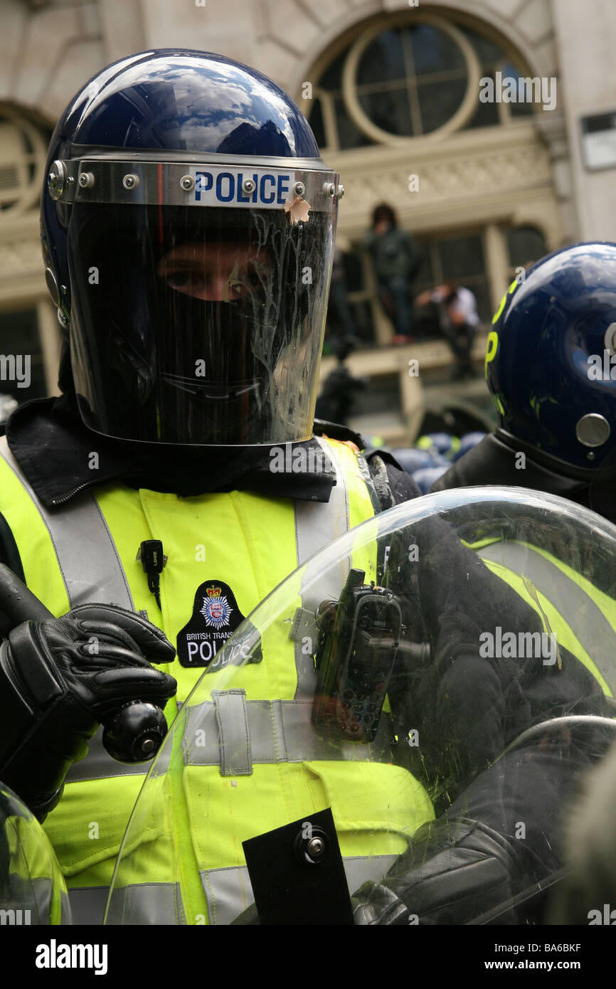 Polizei bewacht die RBS-Bank beim G20-Gipfel in London Stockfoto