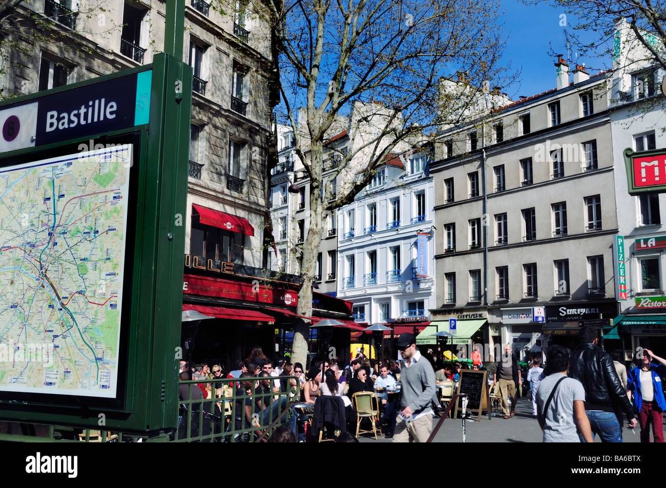 Paris Frankreich, geschäftige Street Scene' Cafe People Gedrängte Terrasse, Pariser Street Café Szene Stockfoto