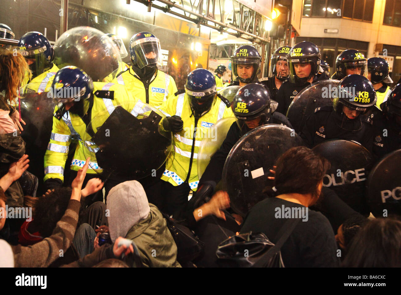 Polizei ist mit Nachdruck Dispergieren, Menschen bei der G20-Demonstration im Zentrum von London mit kurzen Schilde zu klopfen und drücken Sie die Menschen Stockfoto