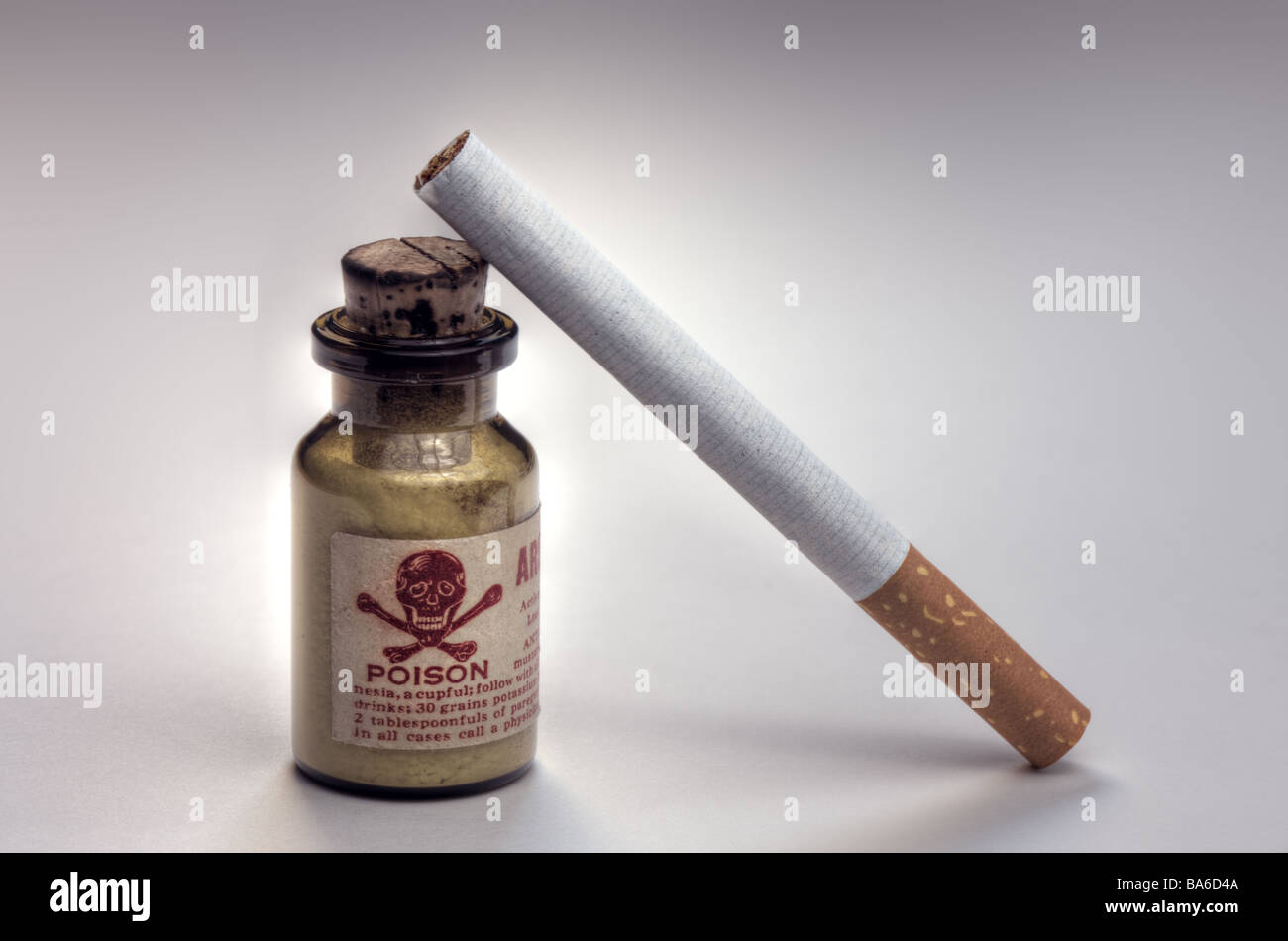 Zigarette und einer Flasche Gift Stockfoto