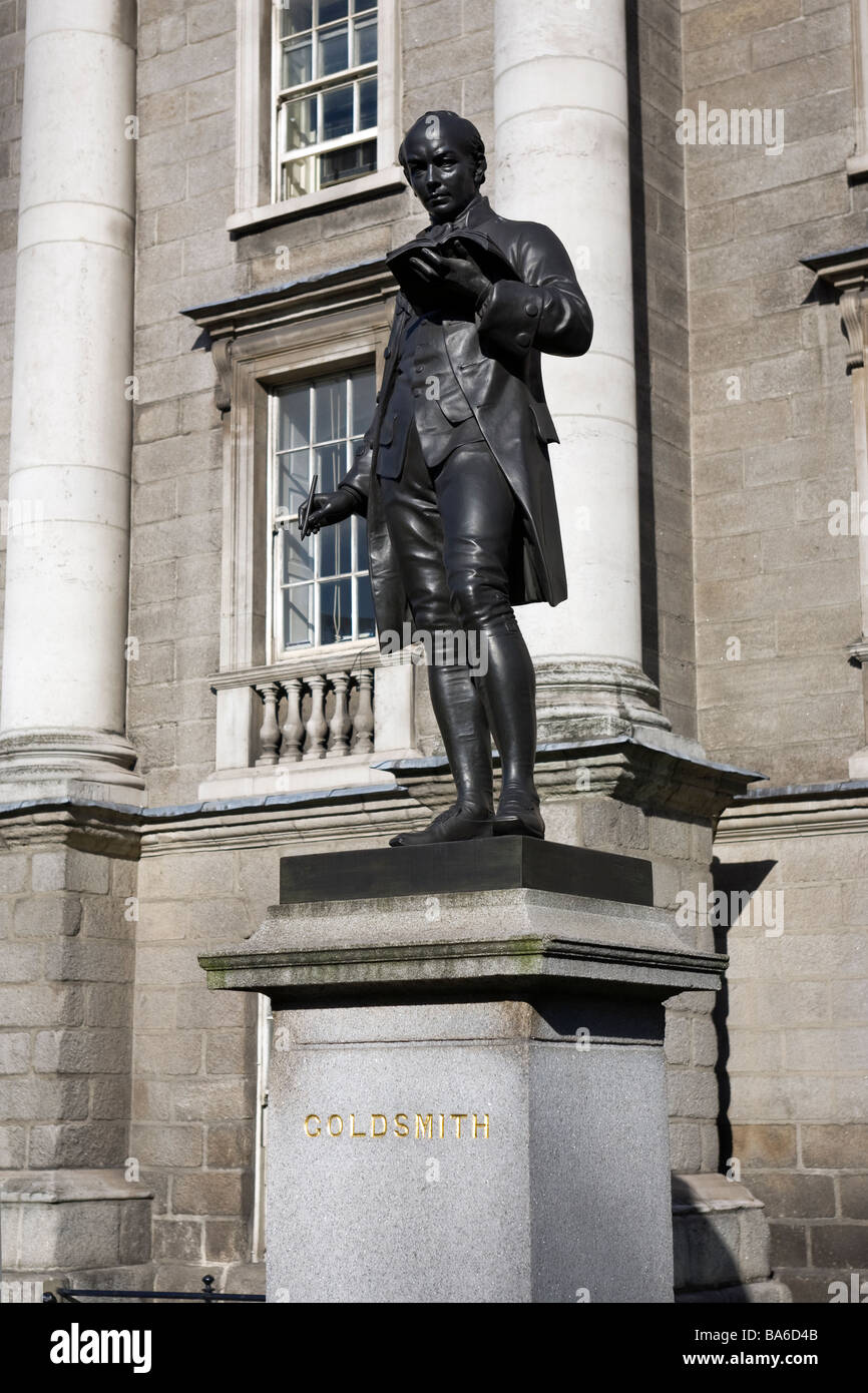 Statue von Oliver Goldsmith außerhalb Trinity College Dublin Irland Statue von John Henry Foley errichtet, im Jahre 1864 Stockfoto