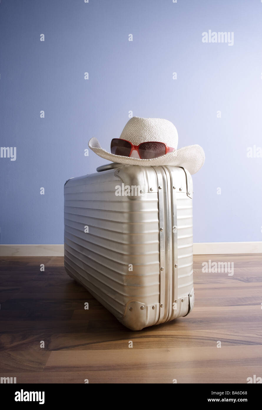 Koffer Sonnenhut Sonne Glas Alukoffer Reise-Koffer geschlossen verpackt  bereit bereit Sonnenschutz-Reisezubehör symbol Stockfotografie - Alamy