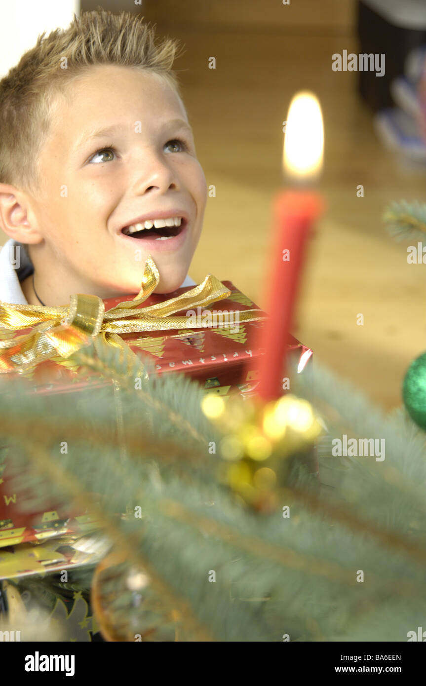 Hoher Heilig Abend Christian Baum Detail Kind junge Weihnachtsgeschenk-Porträt Wohnzimmer sieht Weihnachten Heiligabend Stockfoto