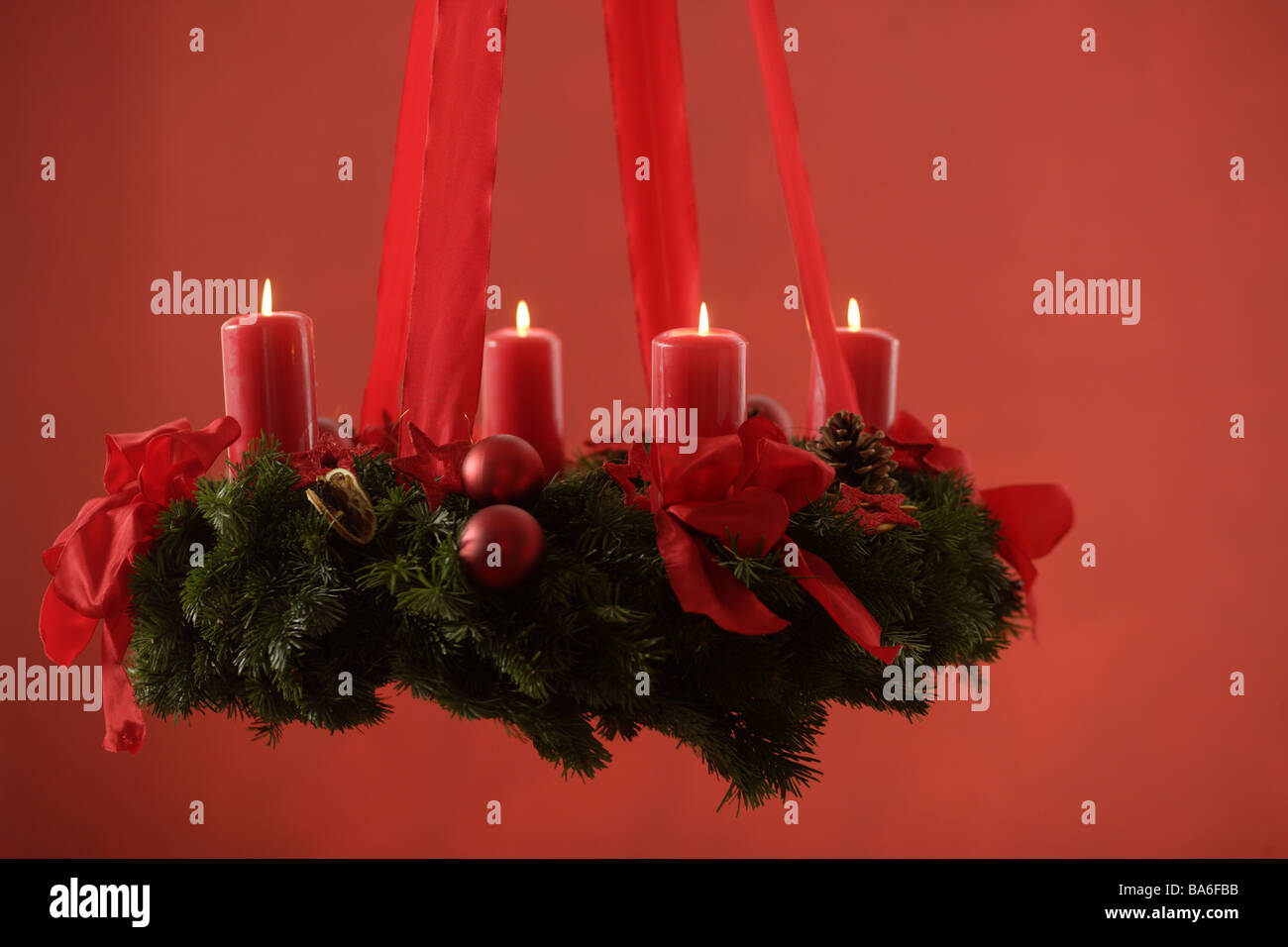 Adventskranz hängt Kerzen vier Serien stechen Weihnachtstradition rot vor Weihnachten Advent Weihnachten-ähnliche Stimmung Schweigen Stille Stockfoto Adventskranz hängt Kerzen vier Serien stechen Weihnachtstradition rot vor Weihnachten Advent Weihnachten-ähnliche Stimmung Schweigen Stille Stockfoto