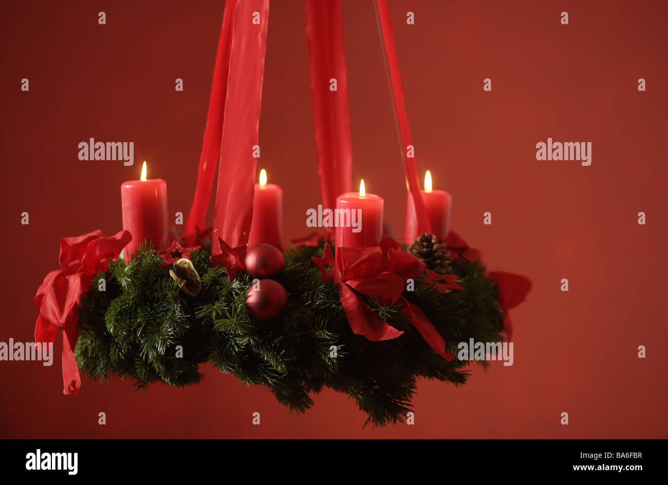 Adventskranz hängt Kerzen vier Serien stechen Weihnachtstradition rot vor Weihnachten Advent Weihnachten-ähnliche Stimmung Schweigen Stille Stockfoto