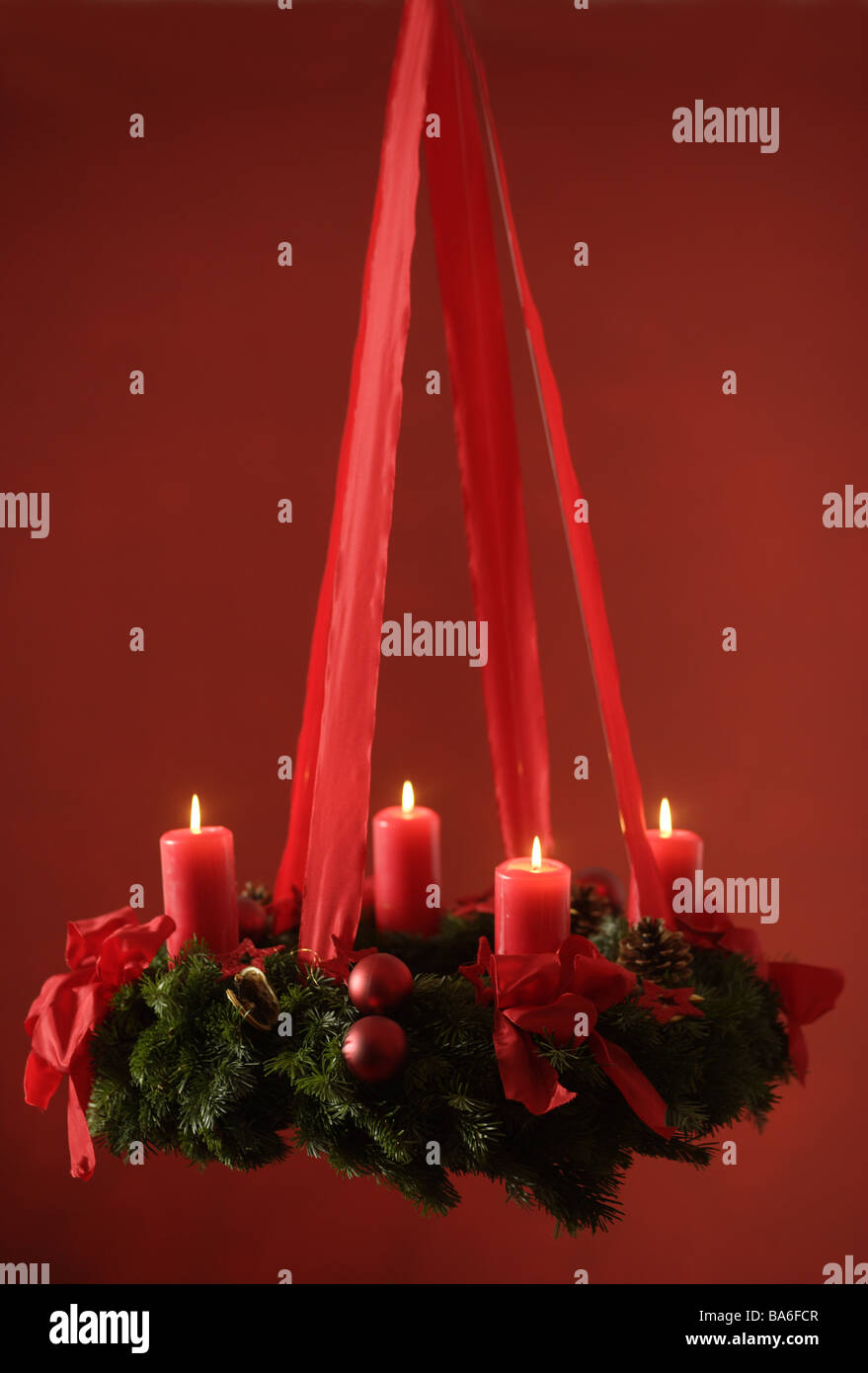 Adventskranz hängt Kerzen vier Serien stechen Weihnachtstradition rot vor Weihnachten Advent Weihnachten-ähnliche Stimmung Schweigen Stille Stockfoto