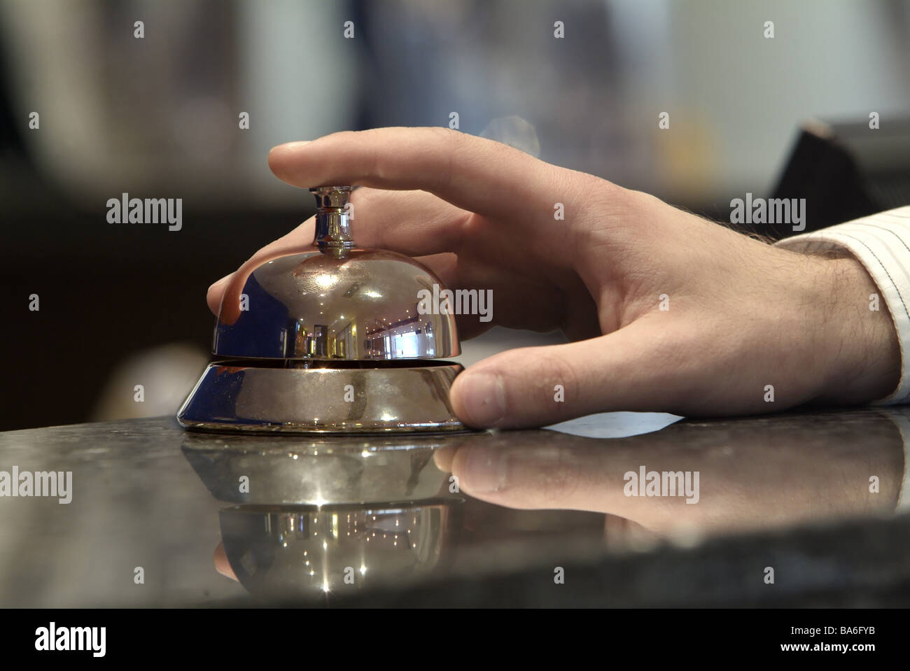Person Detail Hand Glocke Hotel Rezeption Rezeption Kunde Gast Mann Männer Hand berühren Ringe Ringe vor allem Klingeltaste Stockfoto