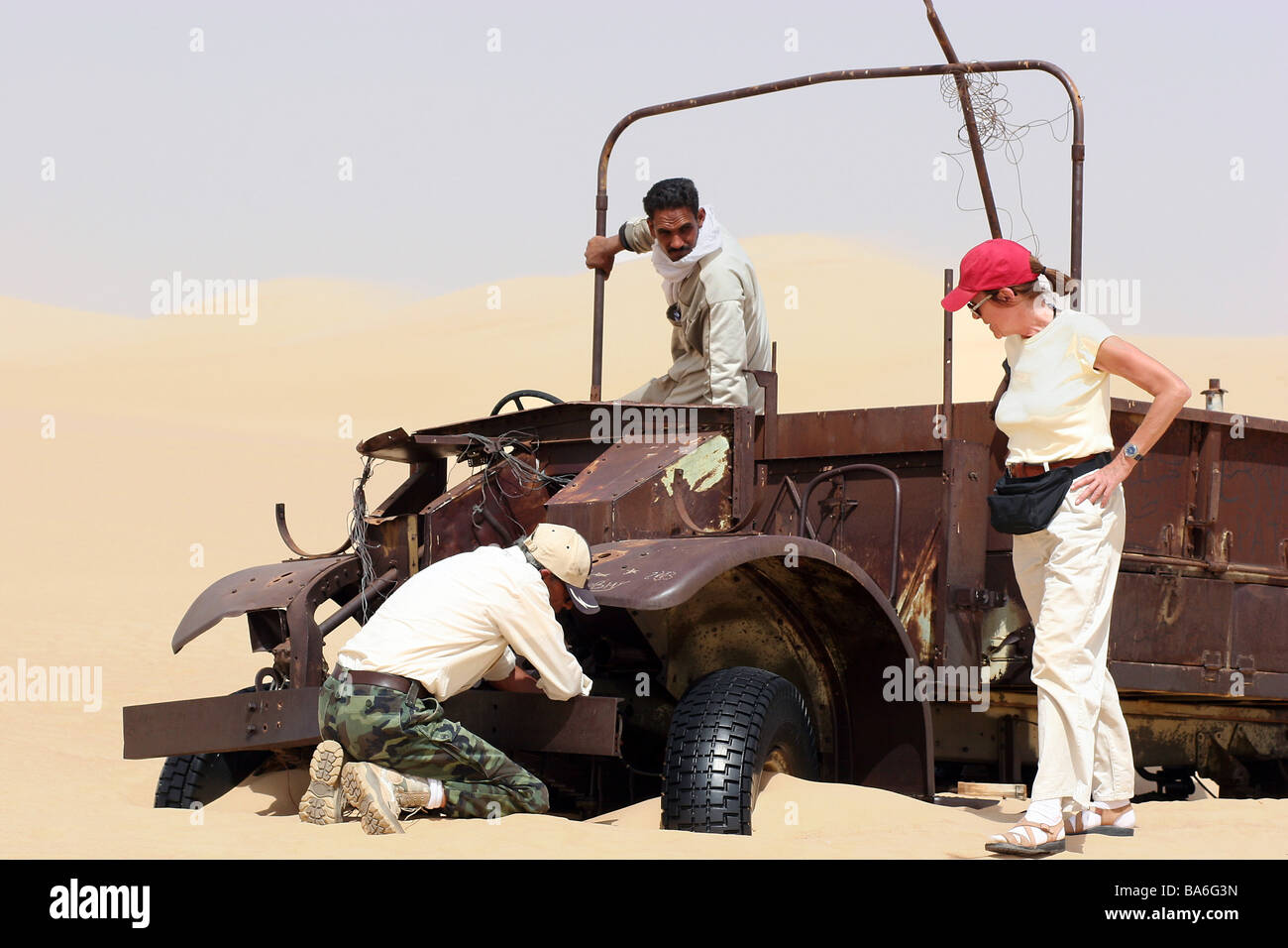 Ägypten-Libysche Wüste große Sandmeer Auto-Wrack Touristen keine Modelle Sand Dünen Fahrzeug Version Erg Relikt 2 Autowrack gebrochen. Stockfoto