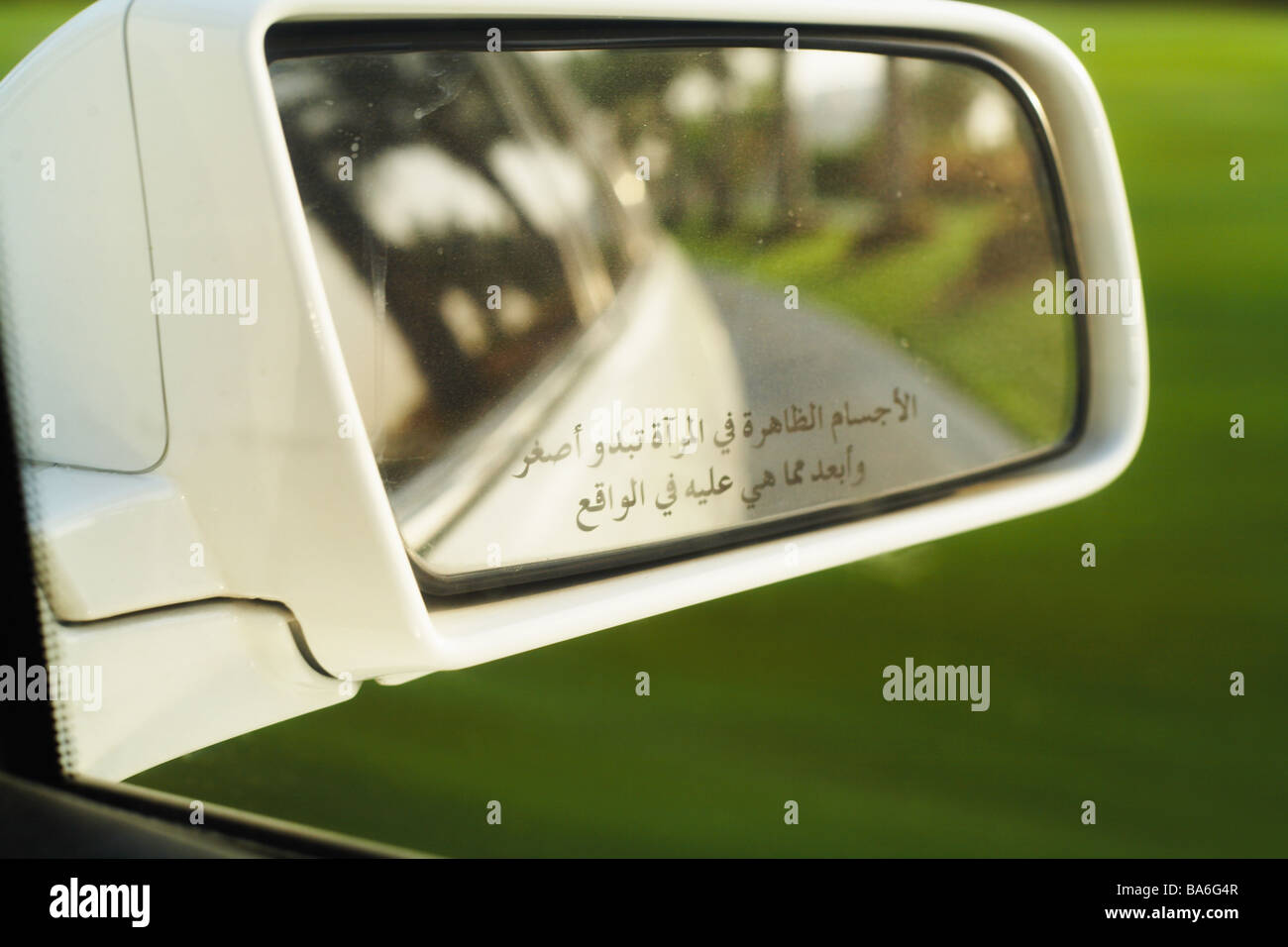 Auto Detail Seitenspiegel streicheln Arabisch Vereinigte Arabische Emirate  Dubai Fahrzeug außen-Spiegel Reflexion schreiben schreiben Arabisch  Stockfotografie - Alamy
