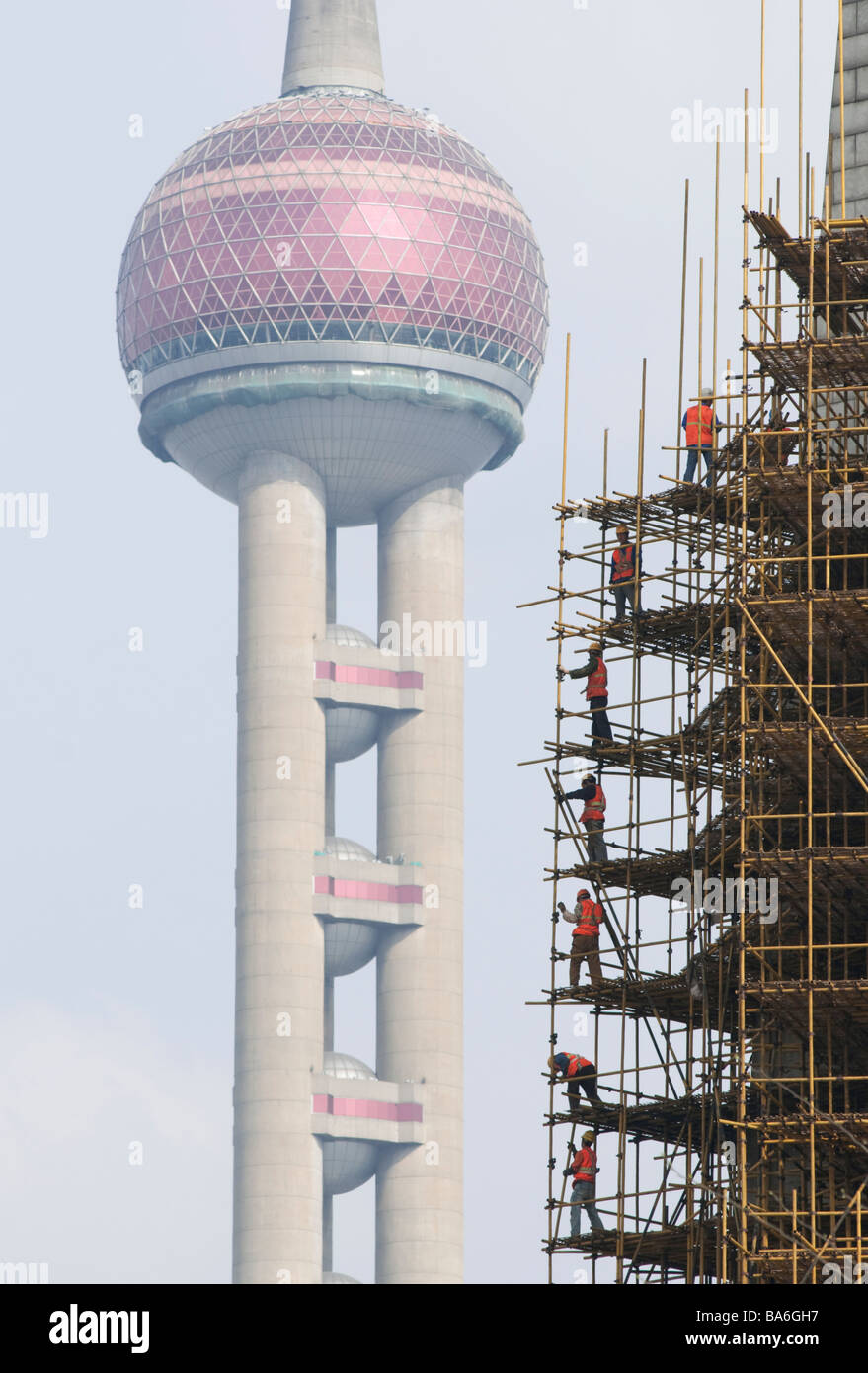 Bauarbeiter auf Gerüst in der Nähe der Oriental Pearl in Shanghai Stockfoto
