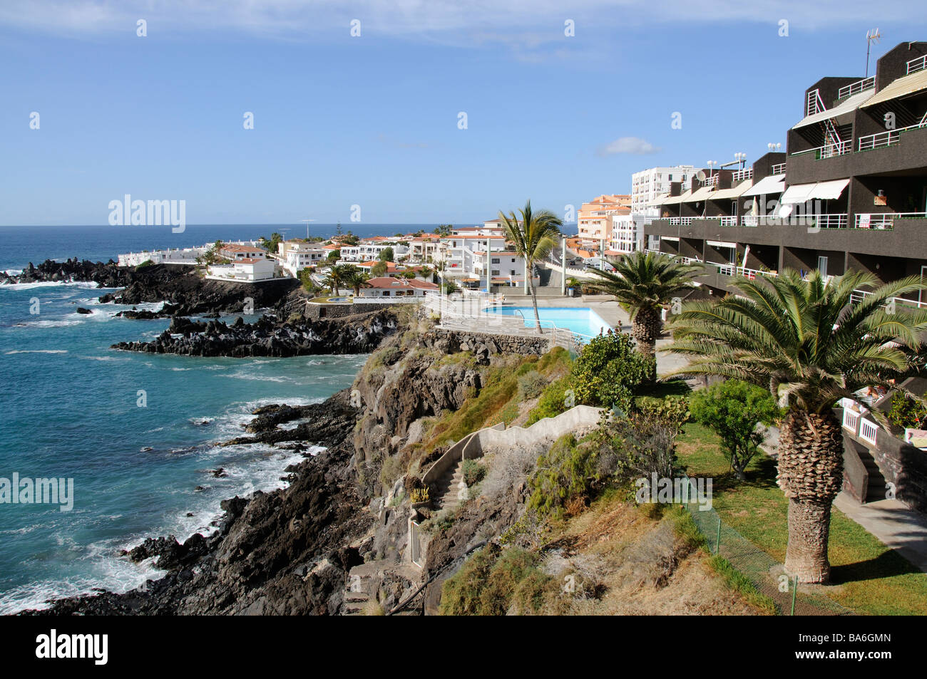 Spanische Klippe Eigenschaft Eigenschaften Immobilien Häuser Wohnungen mit Blick auf den Atlantik-Teneriffa-Kanaren Stockfoto