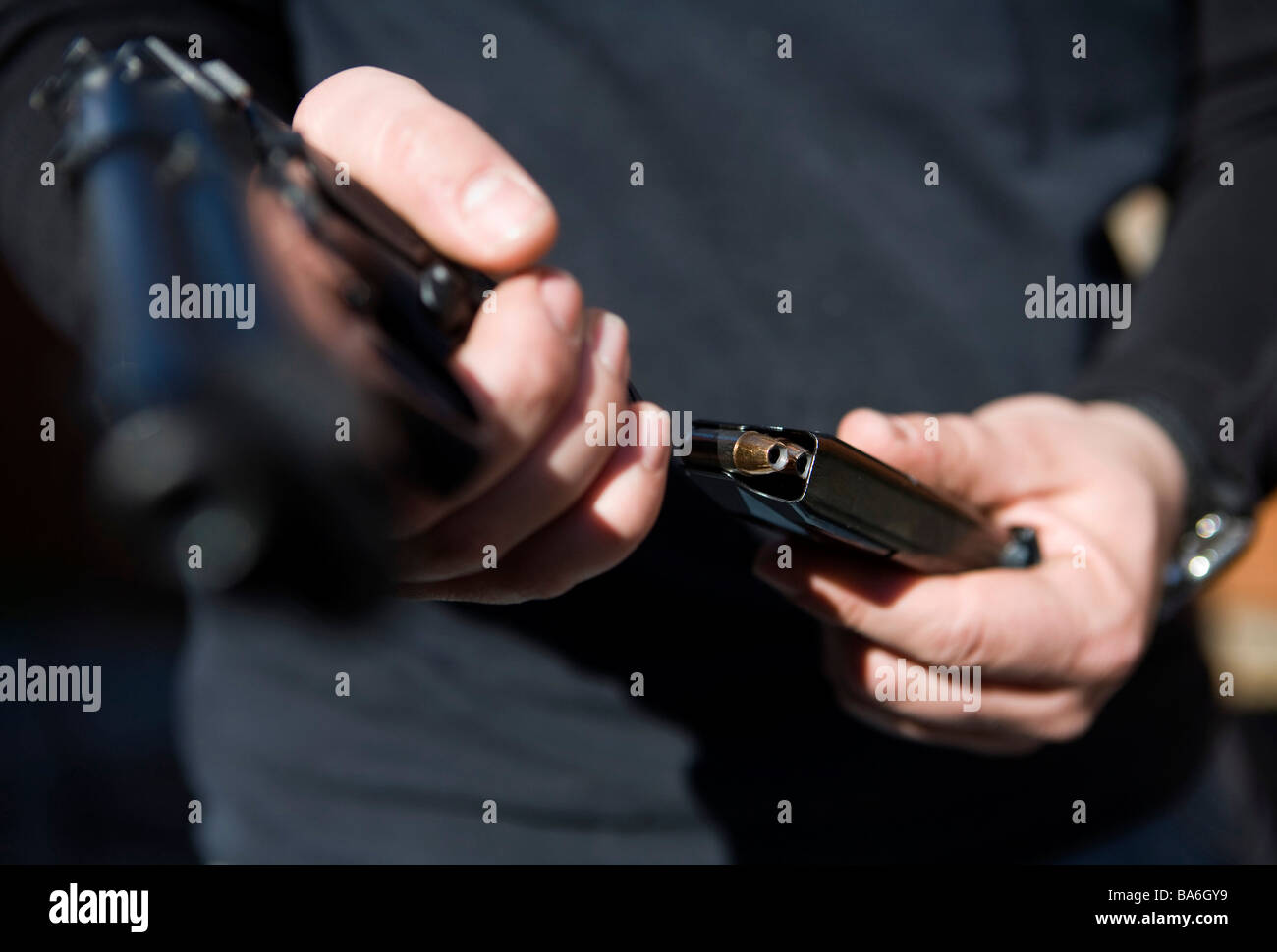 12. April 2009 zeigt Friedrich Maryland A Maryland Waffenbesitzer laden eine 9 mm-Handfeuerwaffe Stockfoto