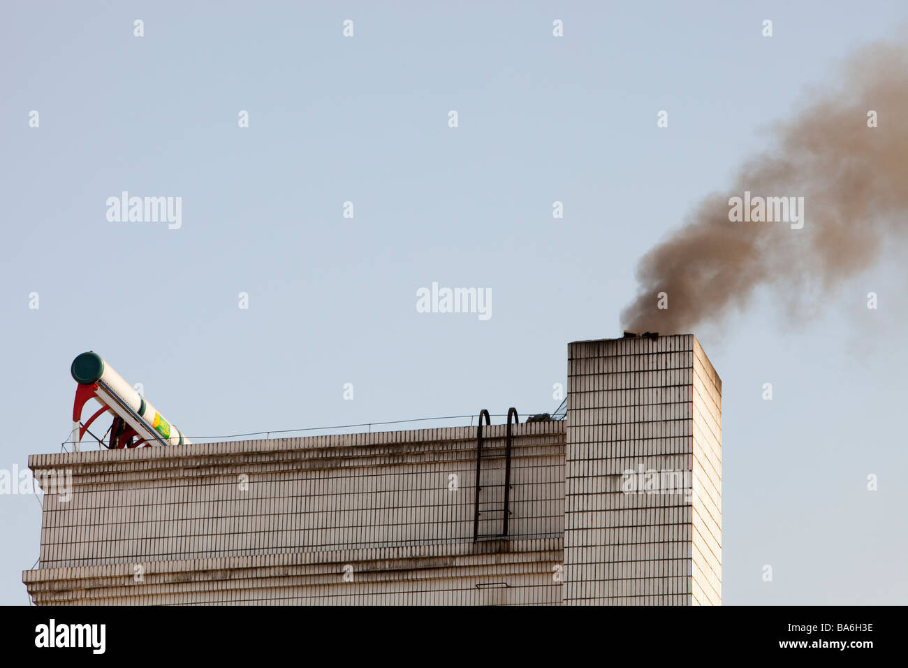 Solarstrom und Emissionen auf einem Dach in der Provinz Heilongjiang in Nordchina Stockfoto