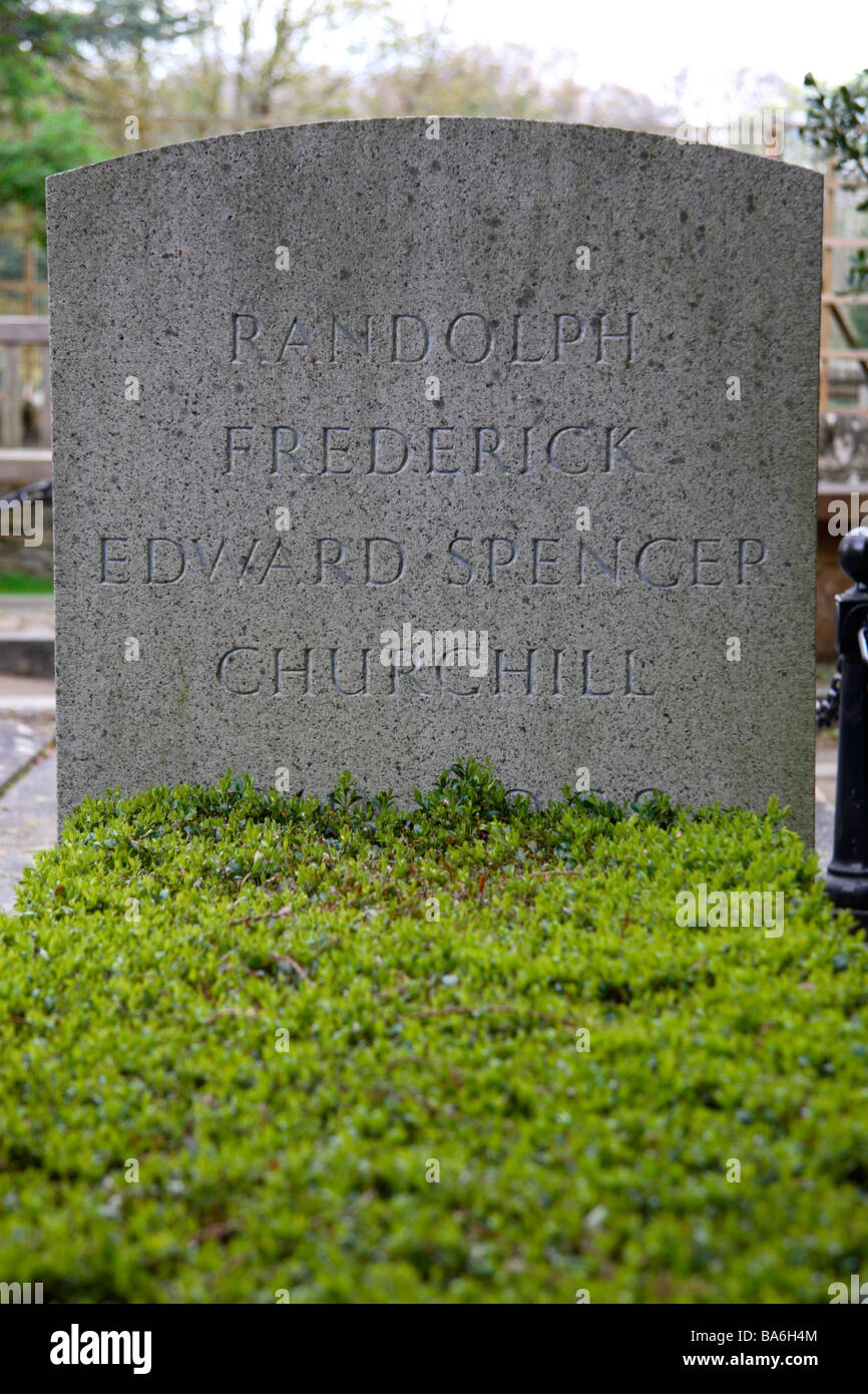 Grab von Randolph Churchill am St.-Martins Kirche, Oxfordshire, Vereinigtes Königreich (Ort der letzten Ruhestätte von Sir Winston Churchill). Stockfoto