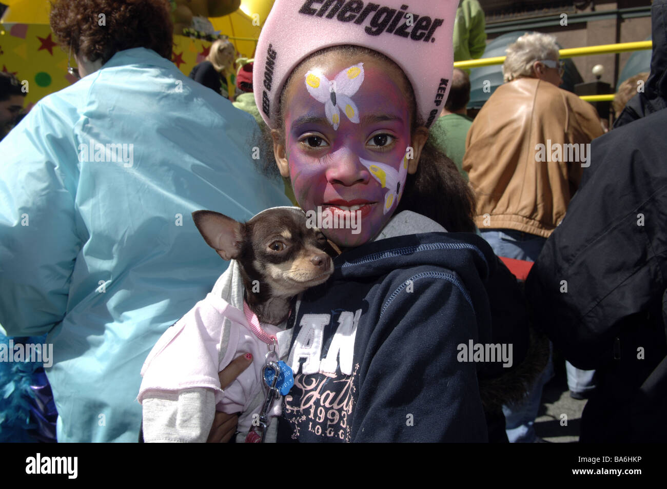 Neun Jahre altes Mädchen hält ihr Chihuahua Crystal bei der jährlichen Macy s Petacular im Herald Square Stockfoto