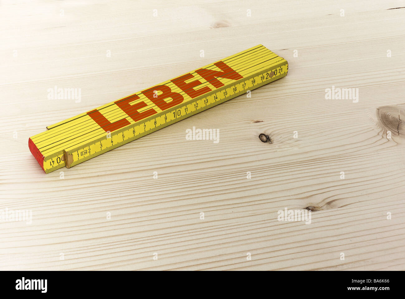 Holz-Untergrund Herrscher schreiben 'lebt' Holz Werkzeuge Mess-Werkzeuge messen Messgerät-Stab aus Holz gefaltet gepoolten Geld instrument Stockfoto